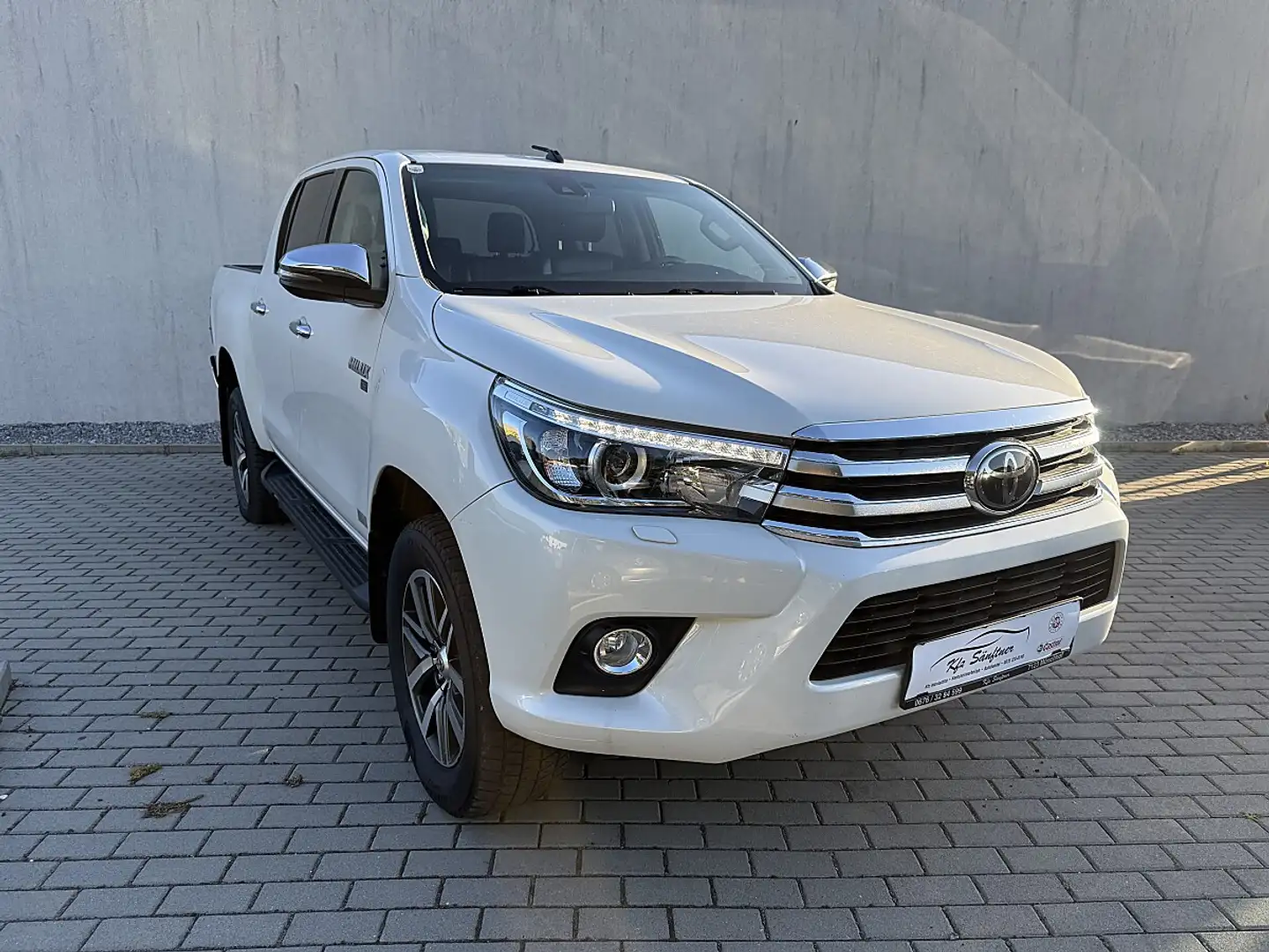 Toyota Hilux DK Lounge 4x4 2,4 D-4D Aut. Weiß - 1