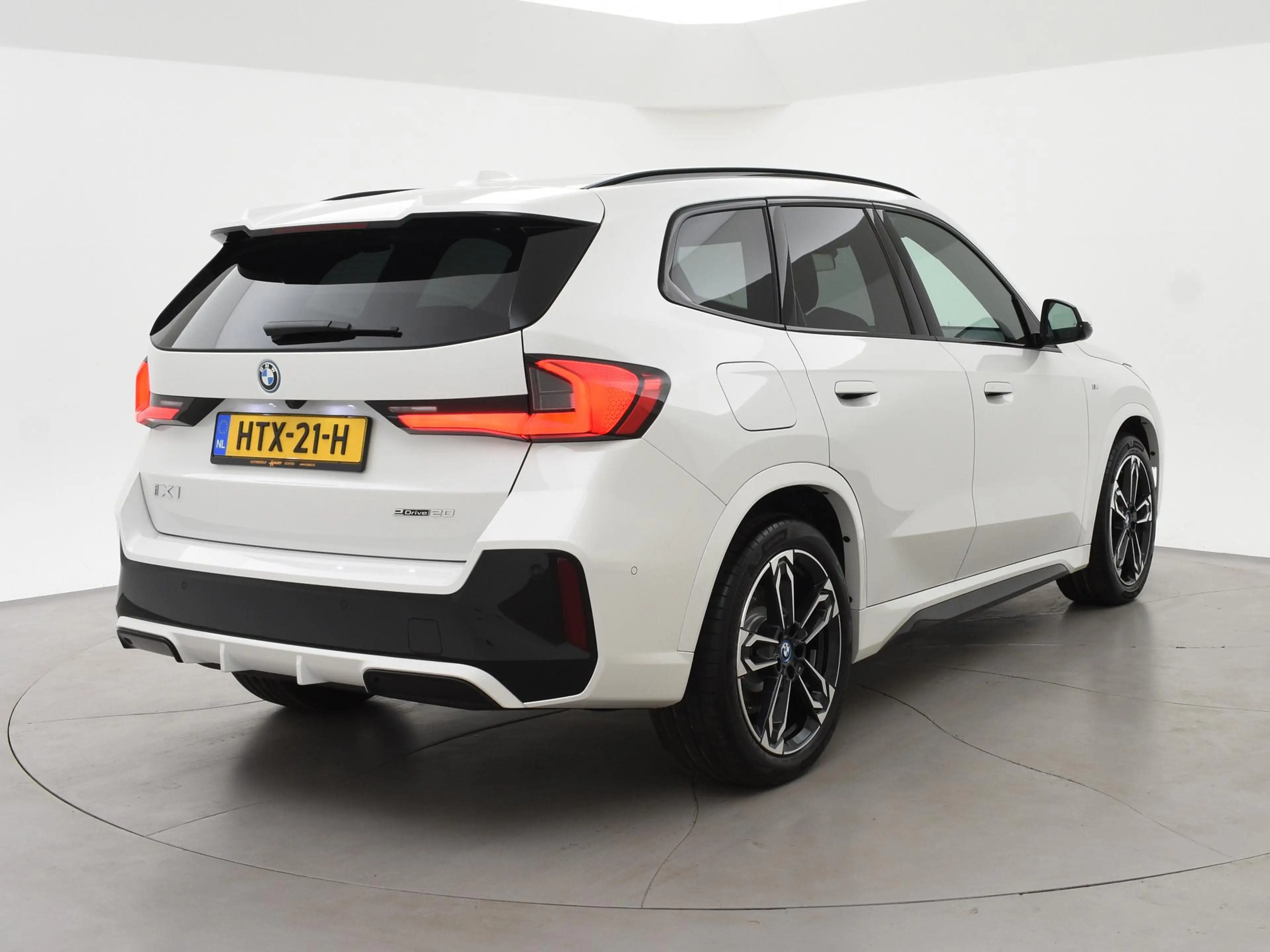 BMW iX1 eDrive20 67 kWh M-SPORT *46 KM NIEUW* + PANORAMA | — photo 2
