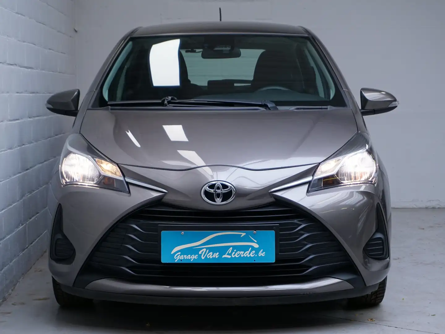 Toyota Yaris 1.0i VVT-i Comfort - Navigatie - A/C - Bluetooth Grijs - 2