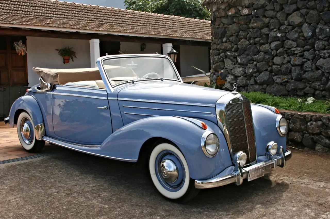 Mercedes-Benz 220 Cabriolet A (W187), foto 1