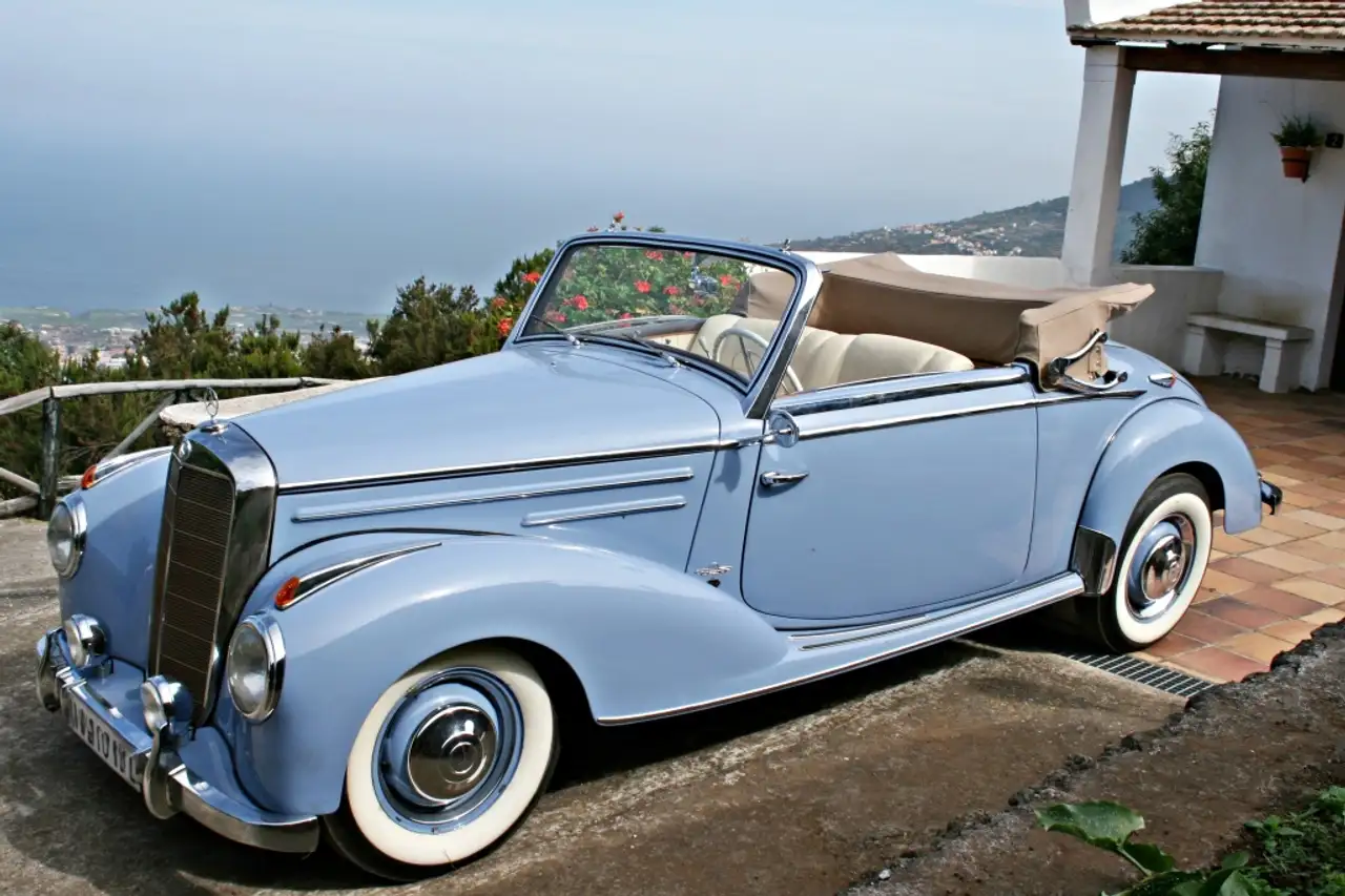 Mercedes-Benz 220 Cabriolet A (W187), foto 3
