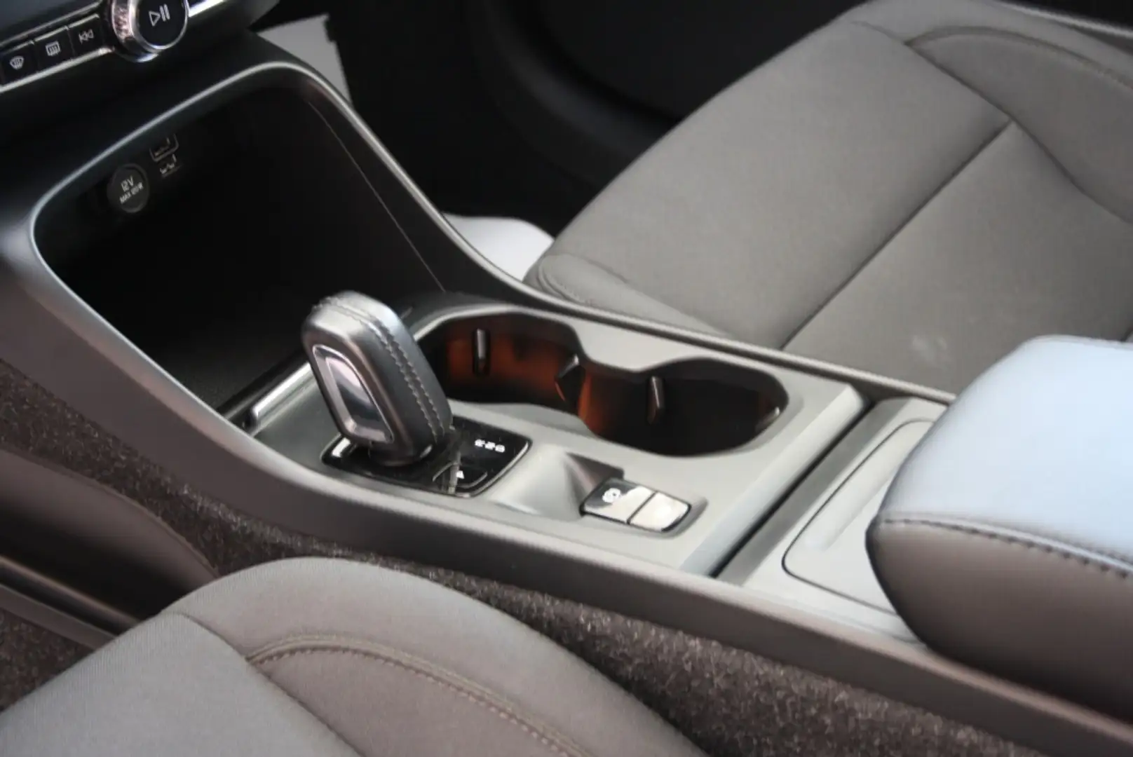 Volvo XC40 B4 Momentum Pro AWD Aut. Schwarz - 2