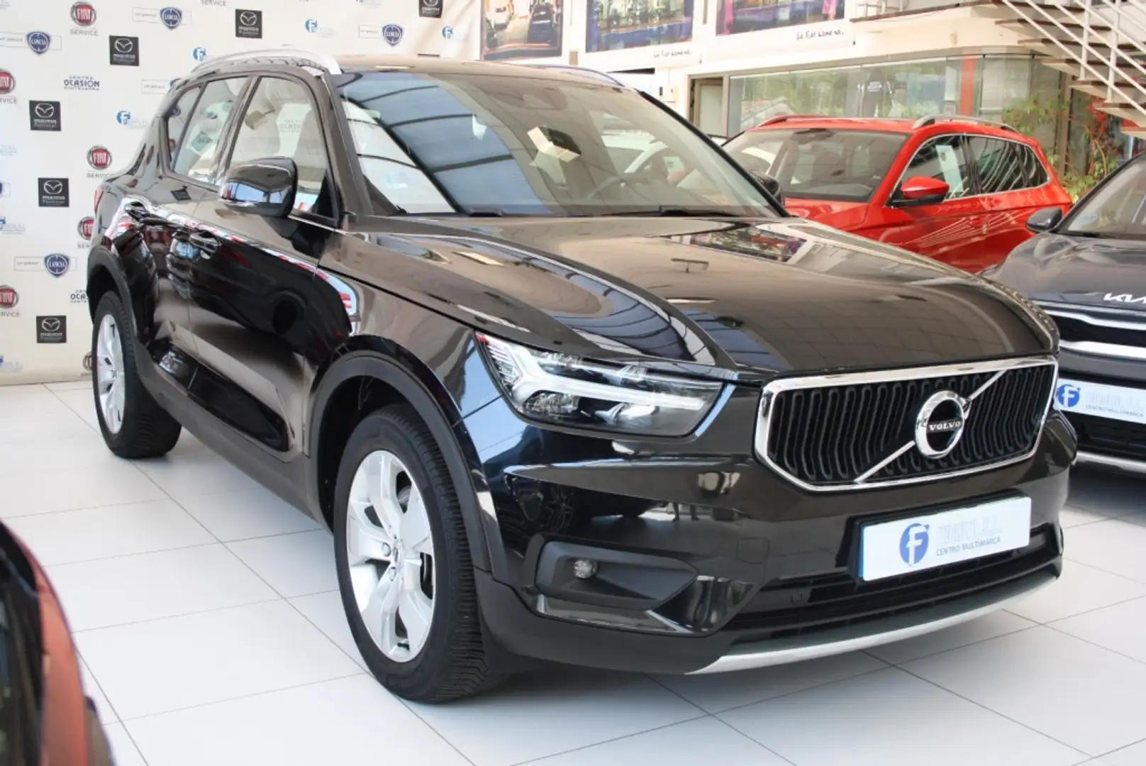 Volvo XC40 B4 Momentum Pro AWD Aut. Schwarz - 1