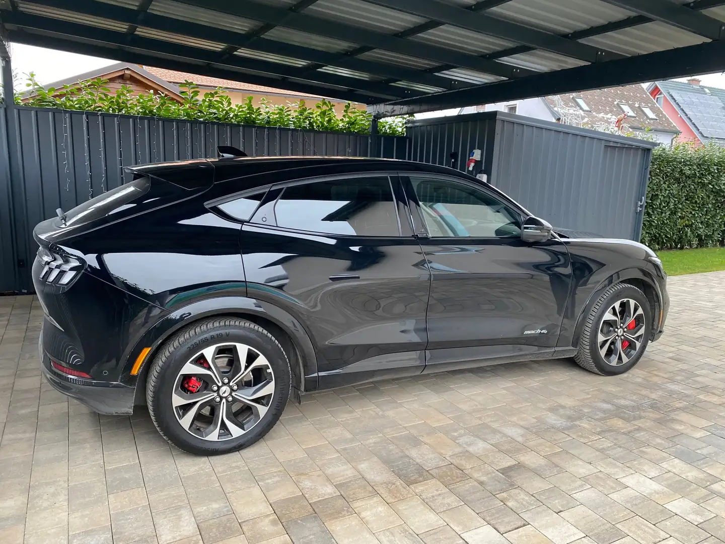 Ford Mustang Mach-E Mustang Mach-E Elektro 70kWh Standard Range AWD Premium Extended Range Premium Schwarz - 2