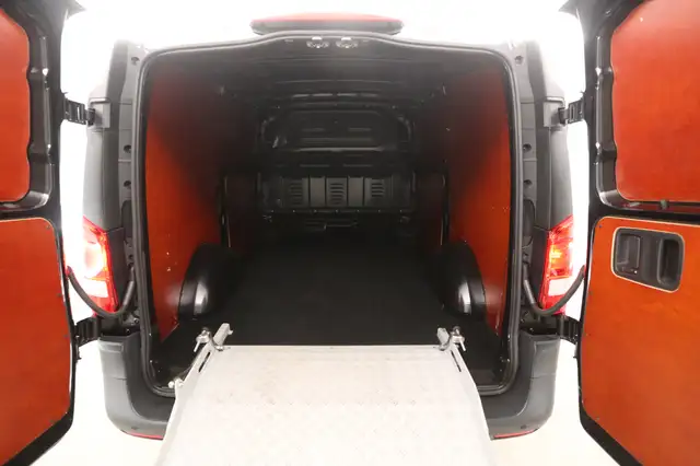 Mercedes-Benz Vito view 3