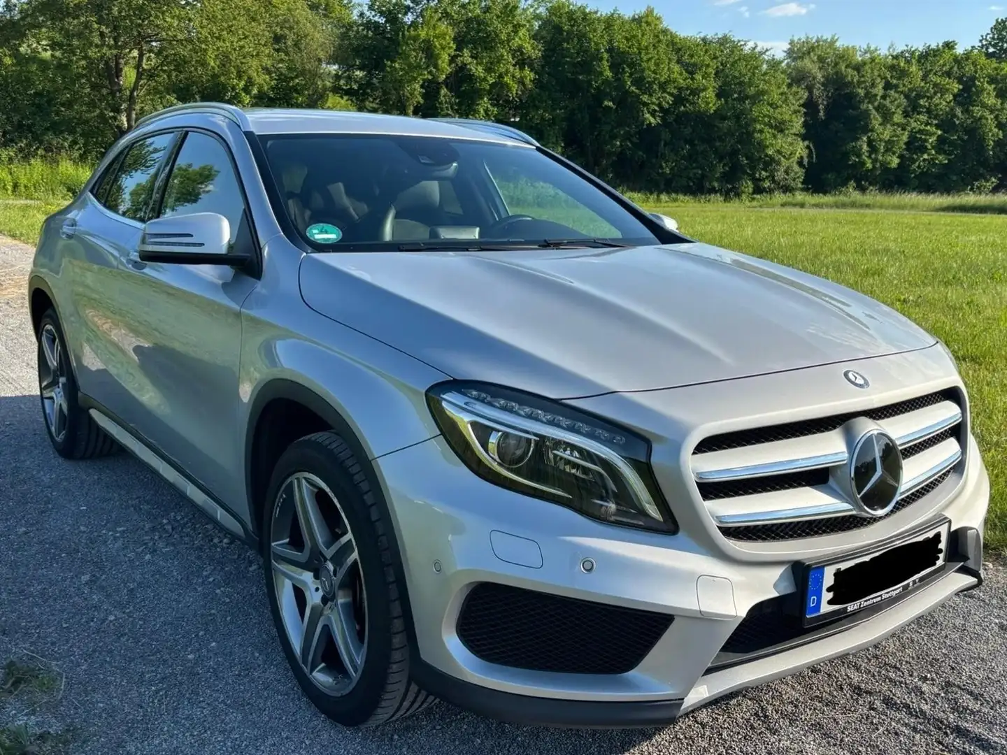 Mercedes-Benz GLA 250 GLA 250 4Matic AMG-Line/DISTR+/Off-Road Stříbrná - 2