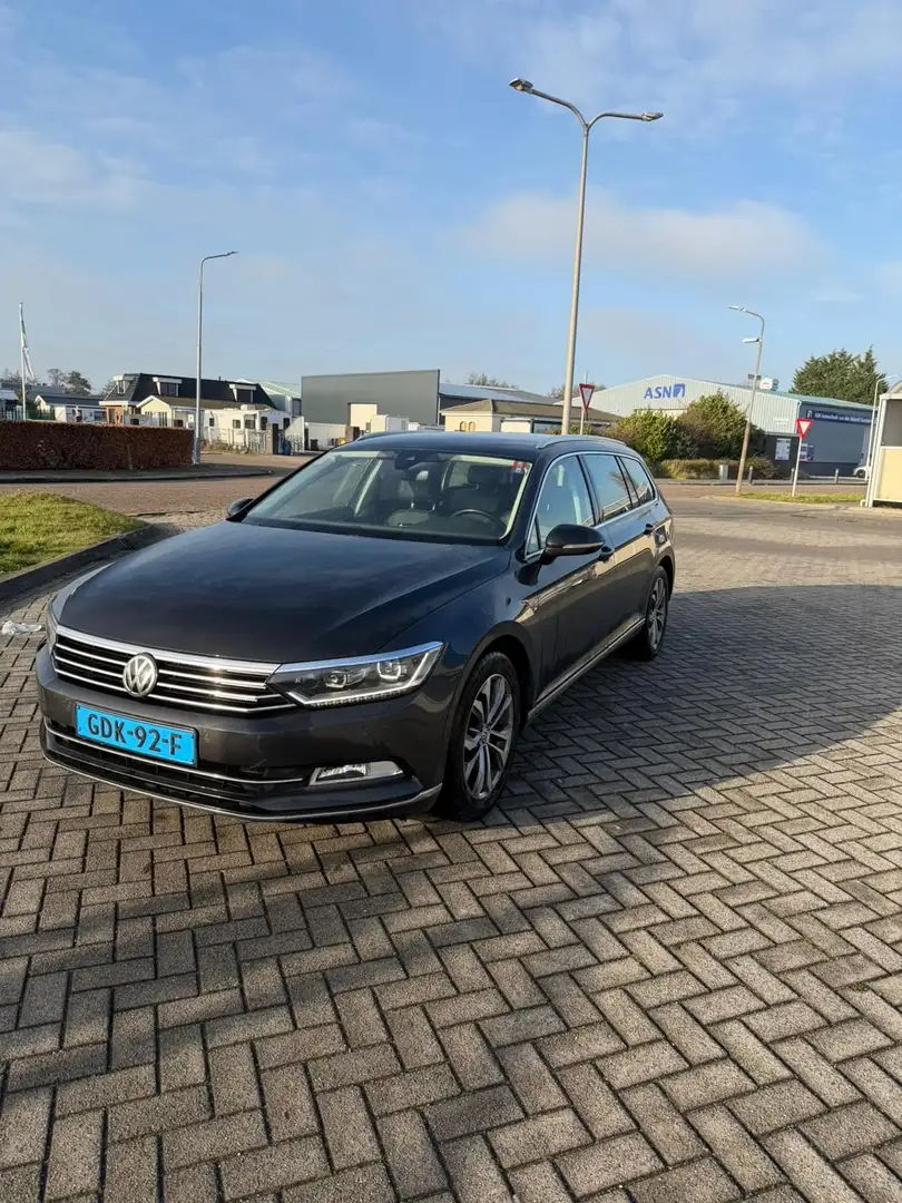 Volkswagen Passat 1.6 TDI highline Grijs - 1