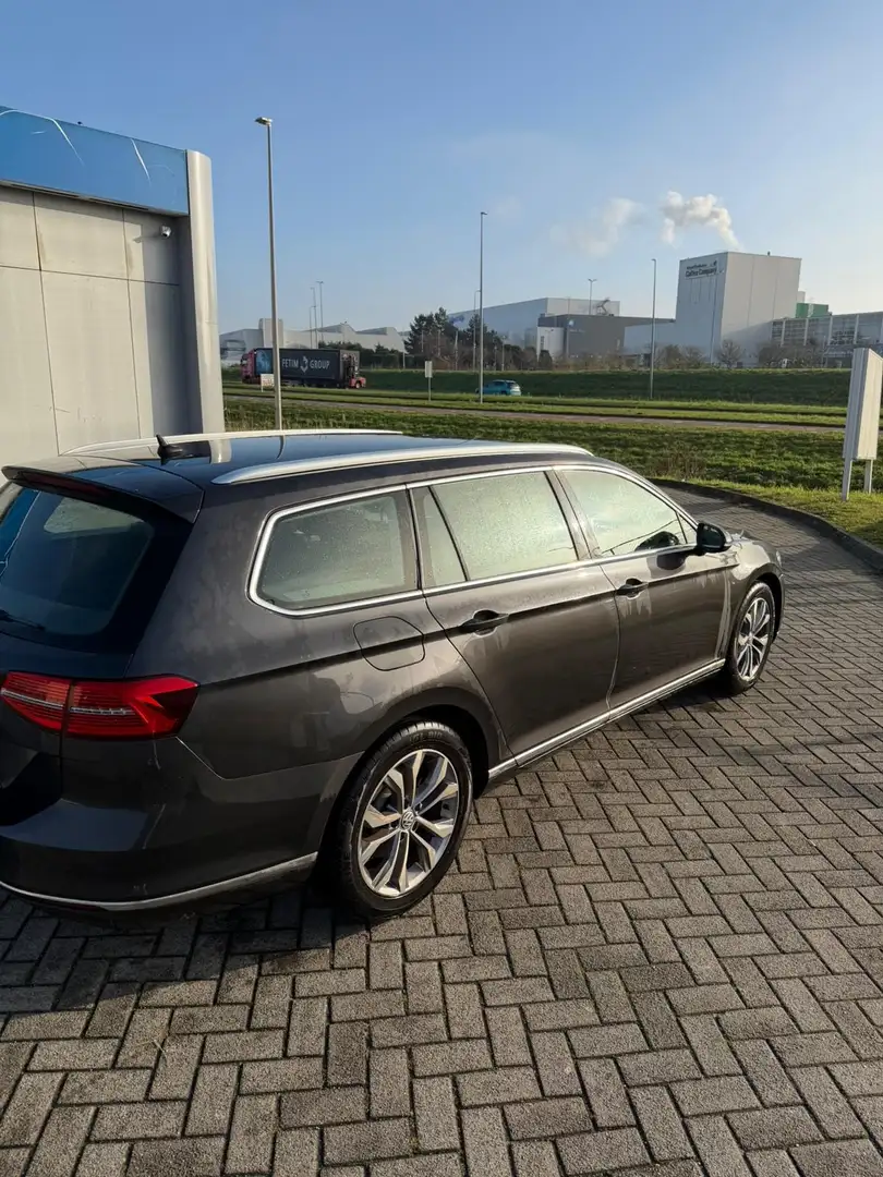 Volkswagen Passat 1.6 TDI highline Grijs - 2