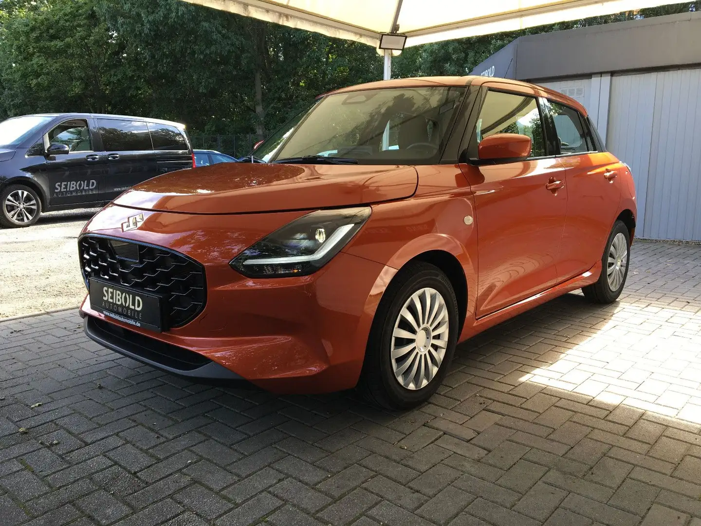 Suzuki Swift 1.2 Dualjet Hybrid 61 kW Club/LED/Nav/Kam Orange - 1