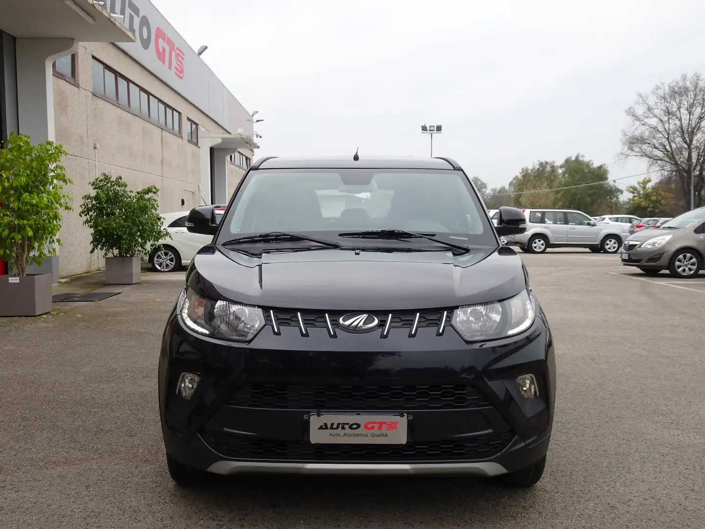 Mahindra KUV100 KUV100 1.2 K6 Schwarz - 2