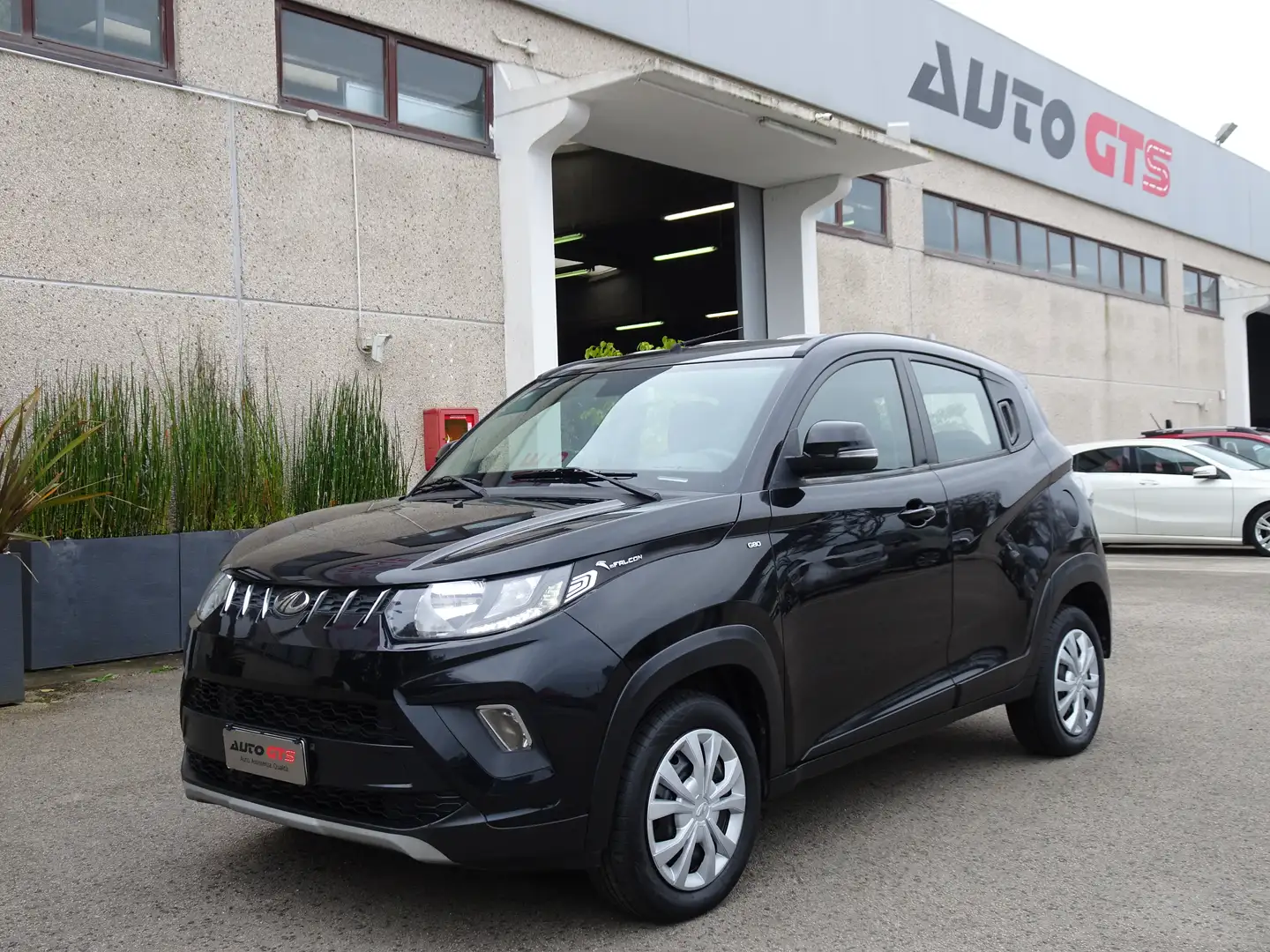 Mahindra KUV100 KUV100 1.2 K6 Schwarz - 1