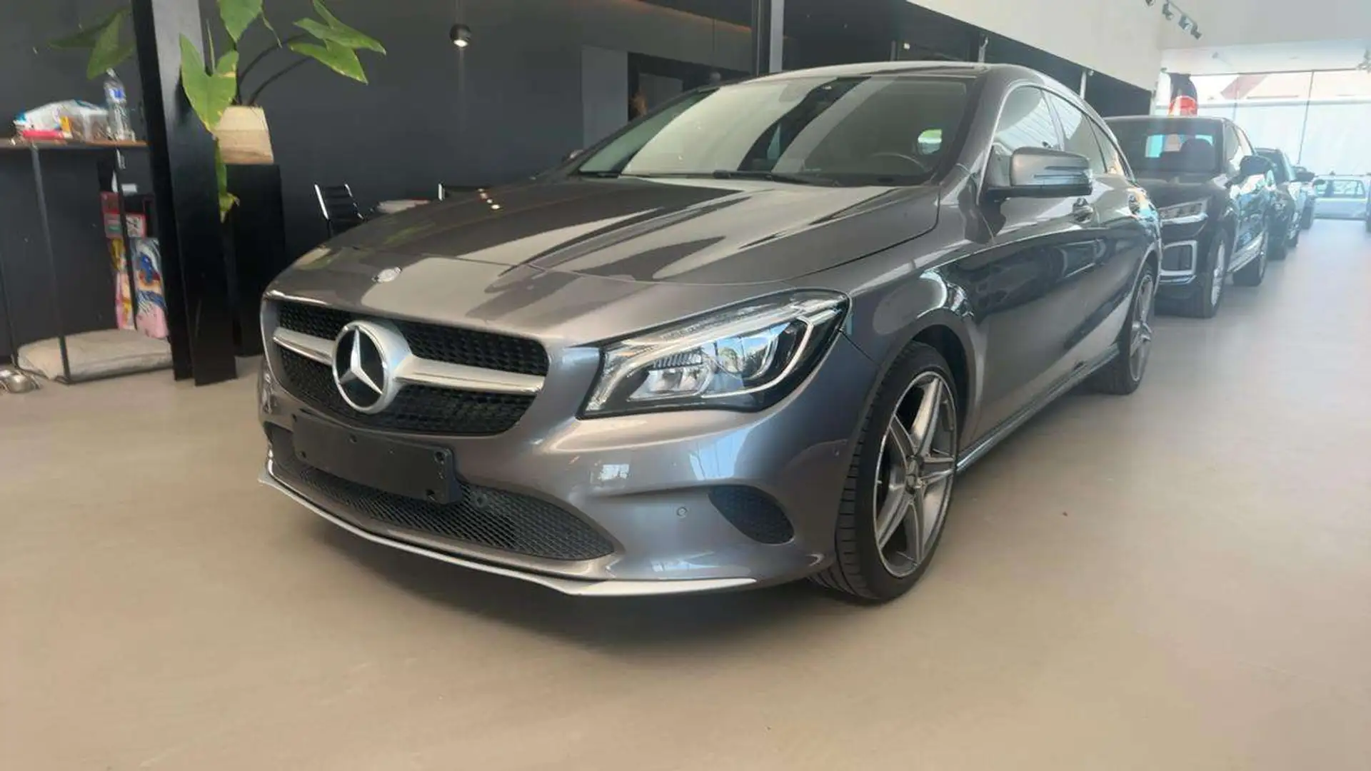 Mercedes-Benz CLA 180 iA Shooting brake Argent - 1