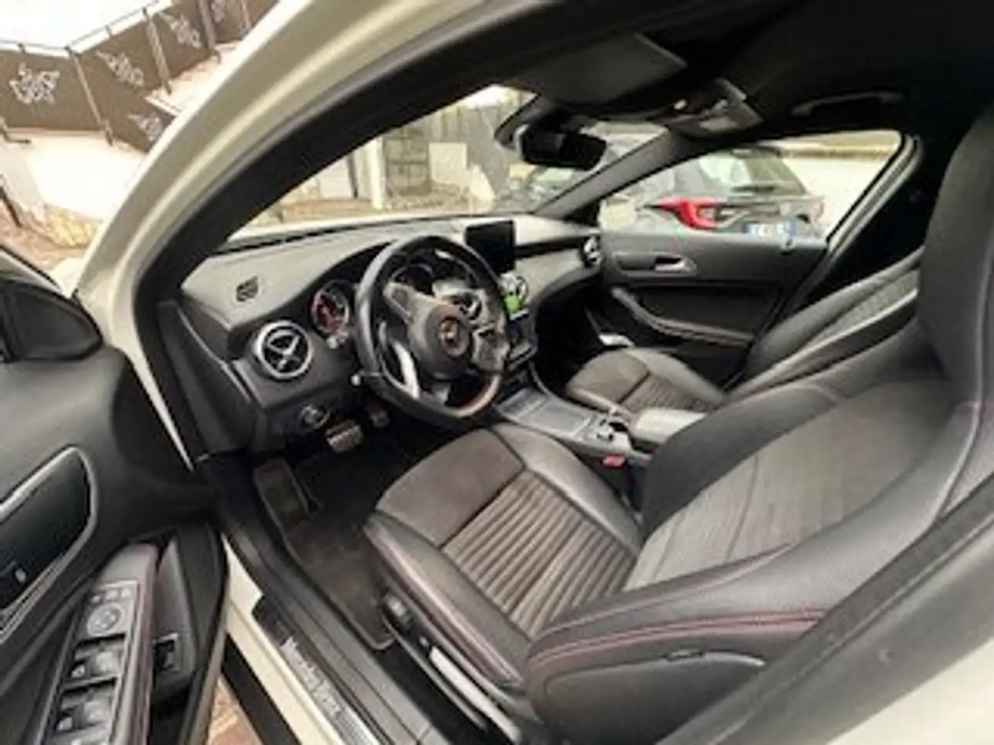 Mercedes-Benz GLA 220 GLA-X156 2017 d Sport auto Bianco - 2