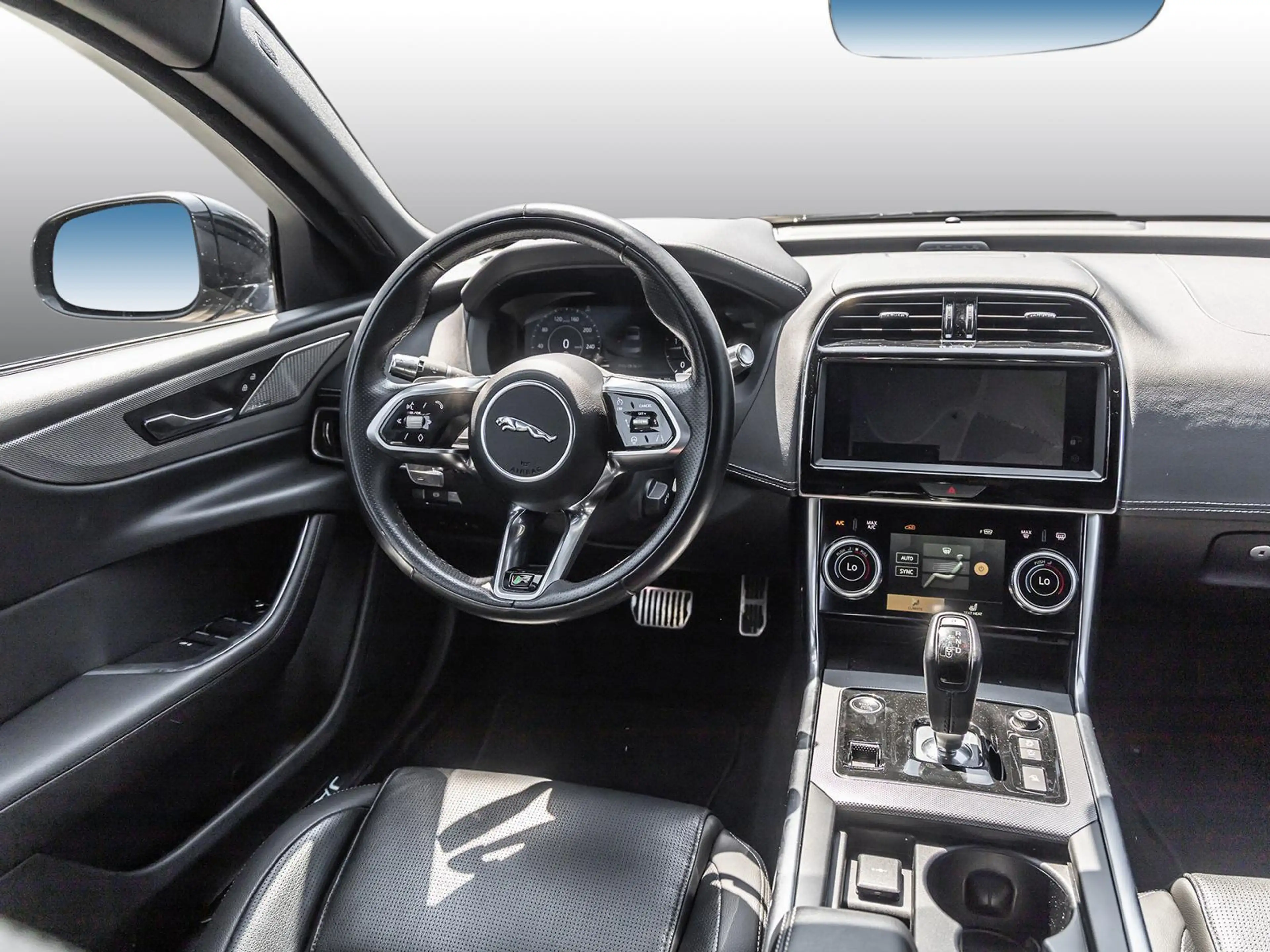 Jaguar XE D200 RWD R-Dynamic  BLACK-PACK NAVI SHZ PDC — photo 3