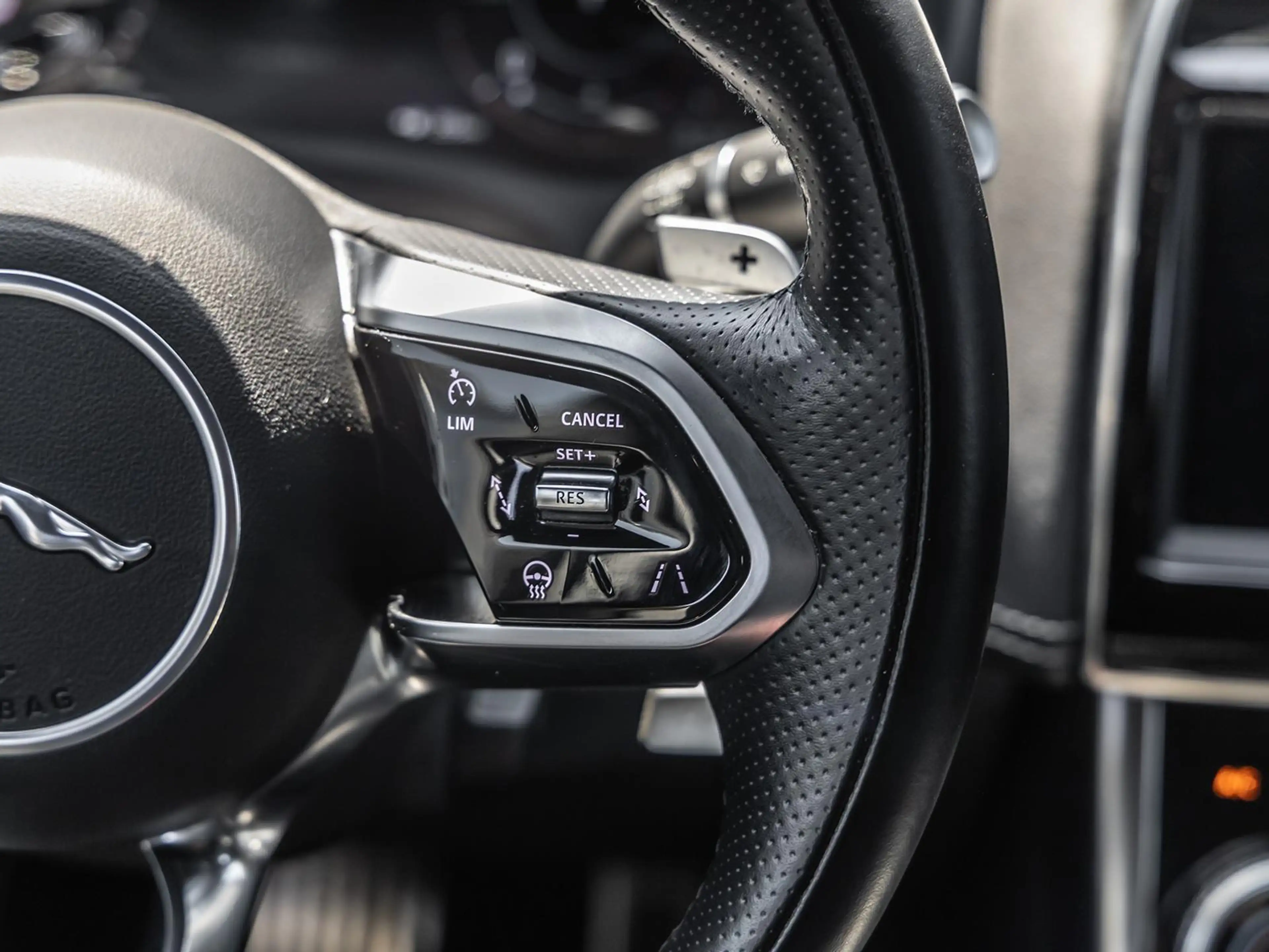 Jaguar XE D200 RWD R-Dynamic  BLACK-PACK NAVI SHZ PDC — photo 10