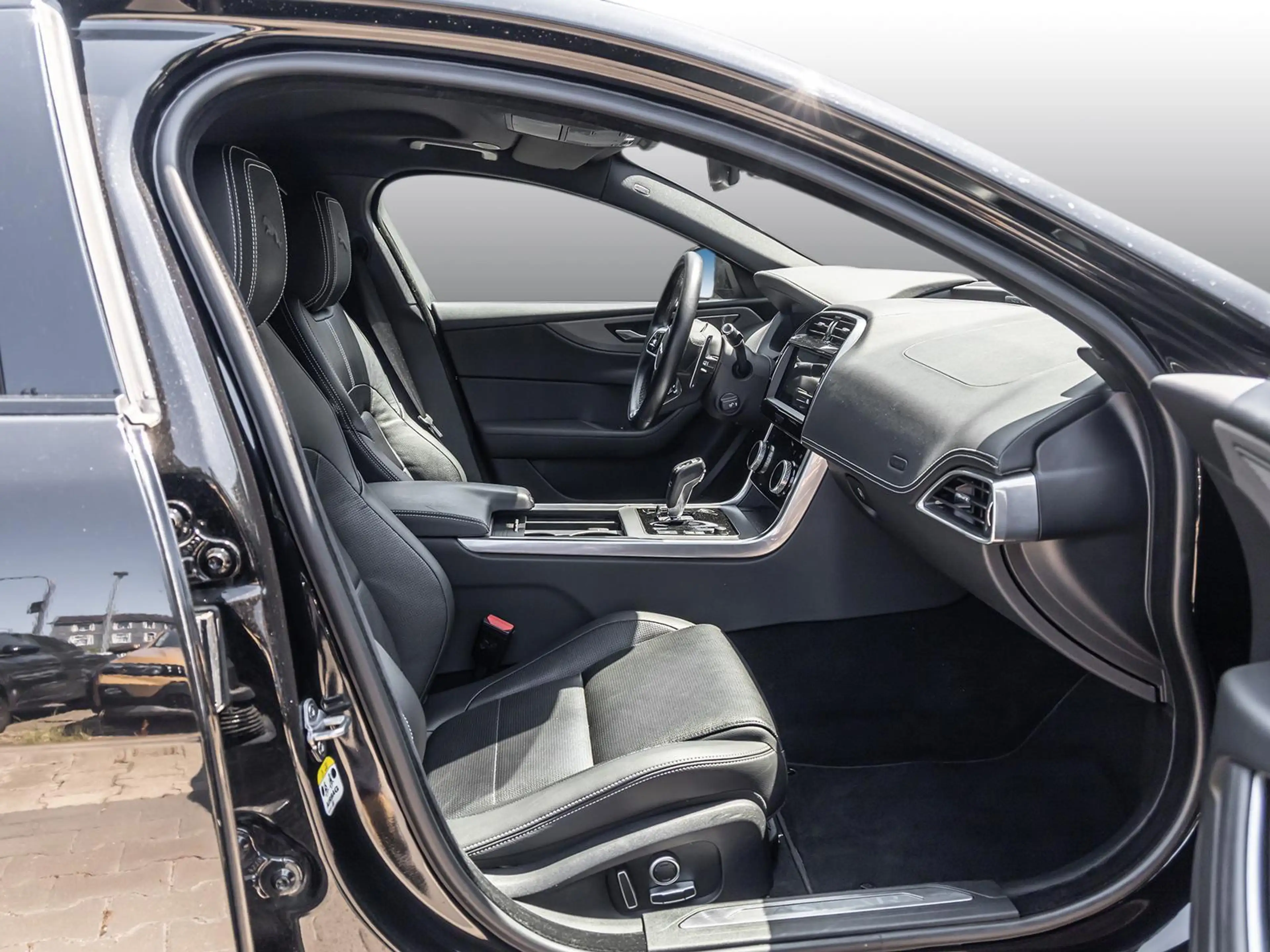 Jaguar XE D200 RWD R-Dynamic  BLACK-PACK NAVI SHZ PDC — photo 4
