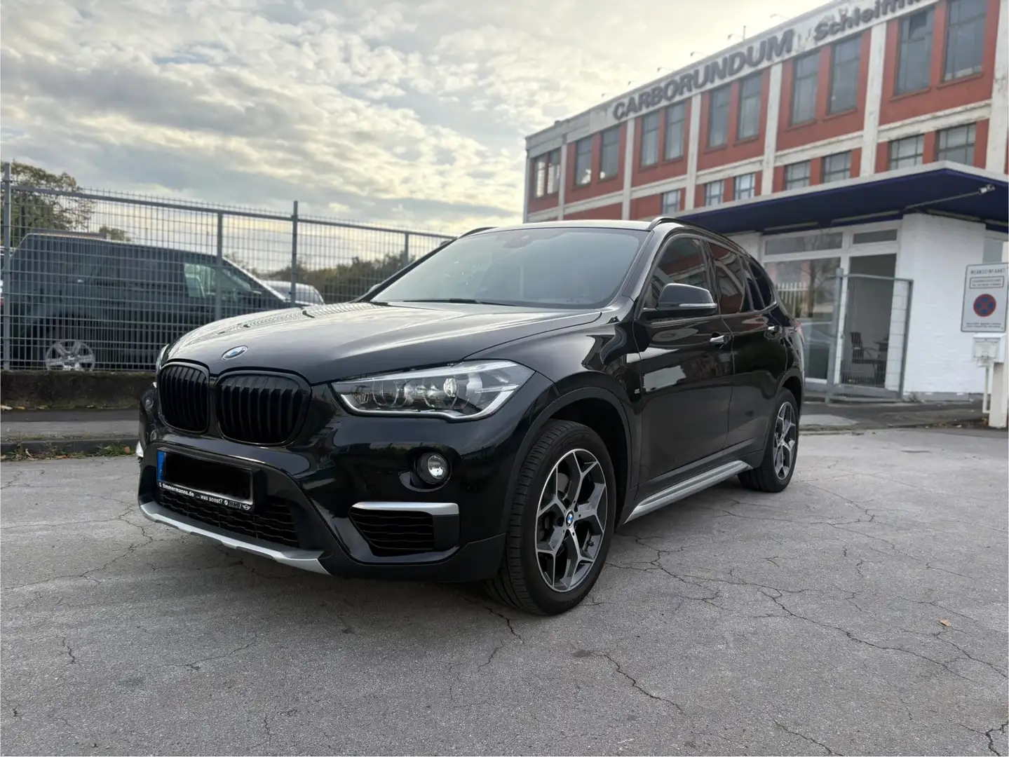 BMW X1 sDrive 18 i xLine M PAKET LED SCHEINWERFER Schwarz - 1