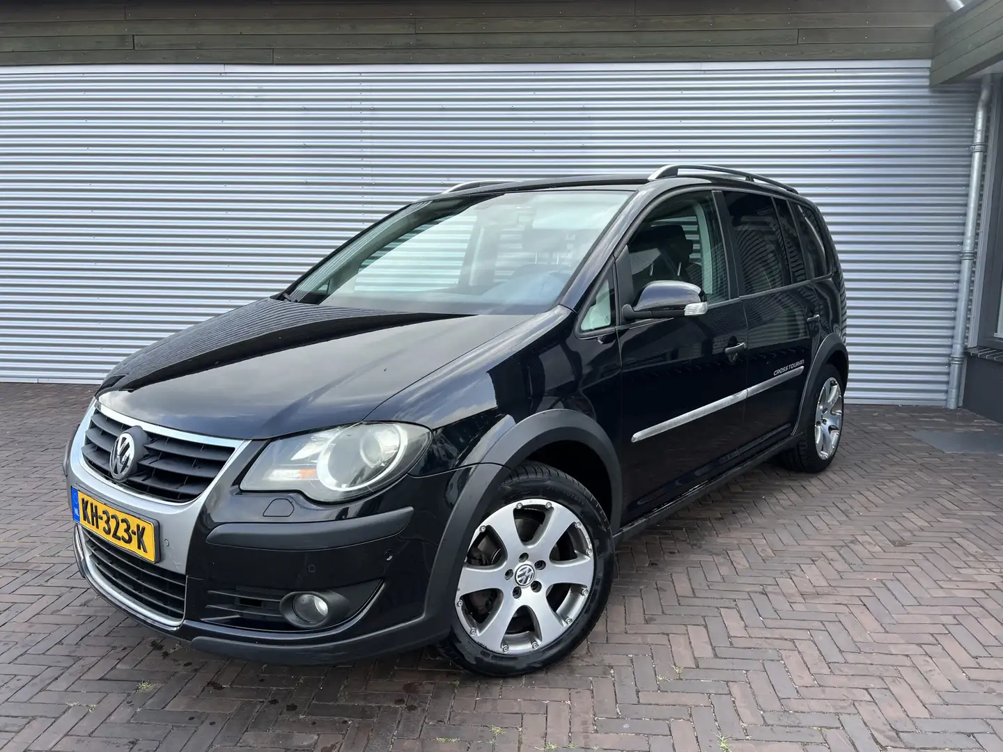 Volkswagen Cross Touran 1.4 TSI Чорний - 1