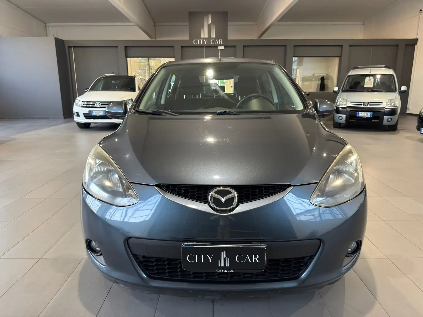 Mazda 2 2 5p 1.3 Easy c/clima 75cv Gris - 2