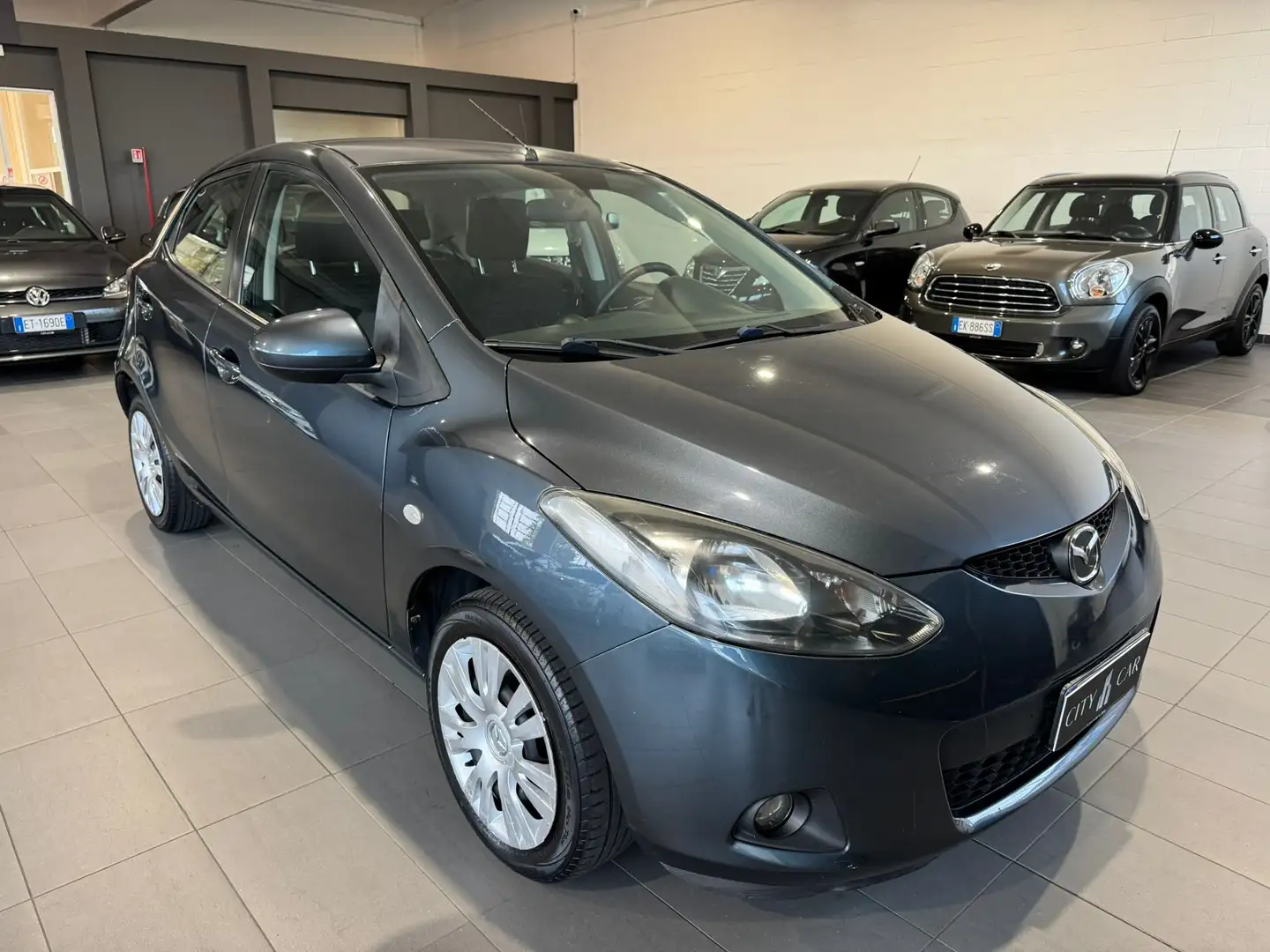 Mazda 2 2 5p 1.3 Easy c/clima 75cv Gris - 1