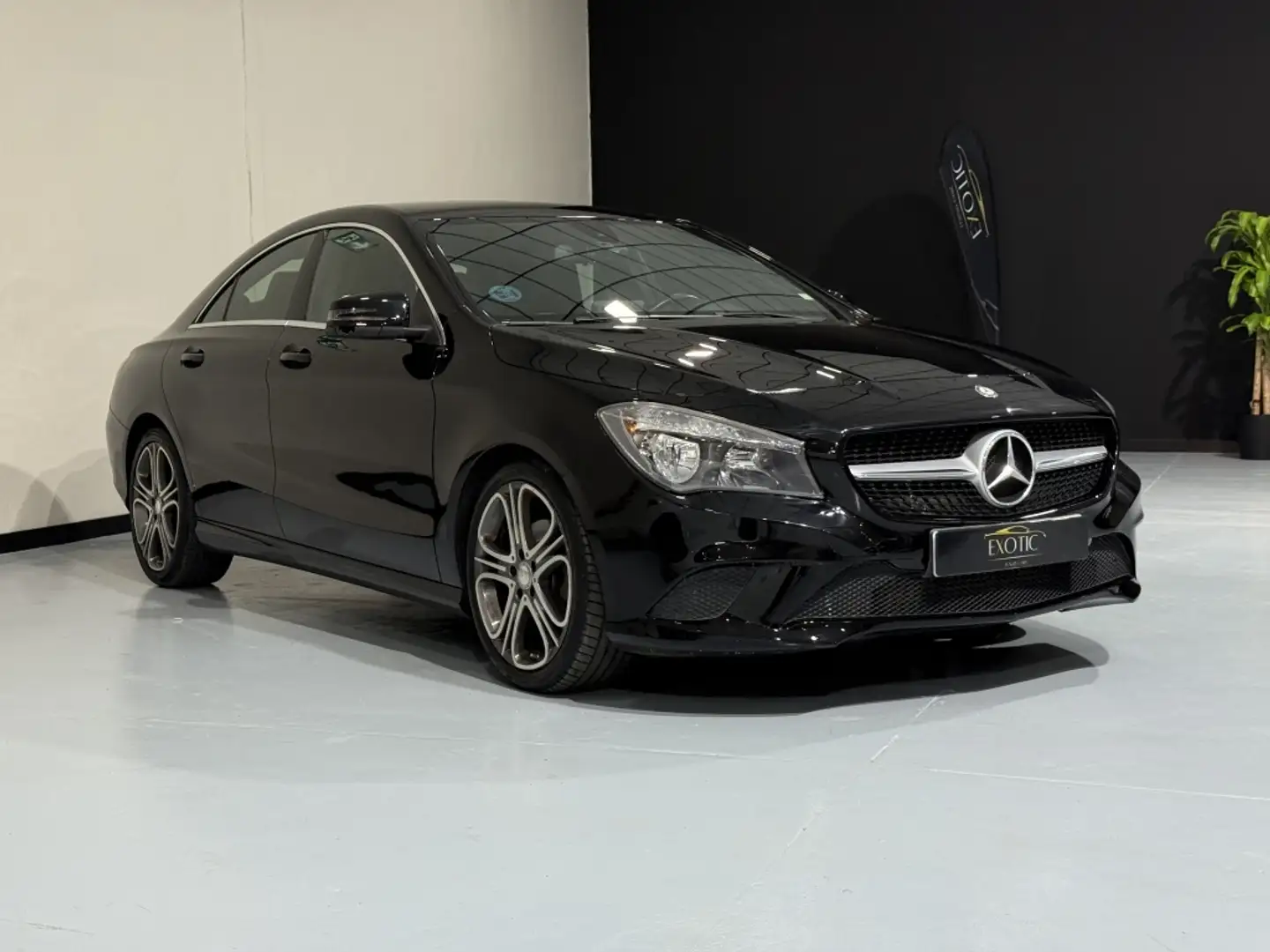 Mercedes-Benz CLA 200 Noir - 1