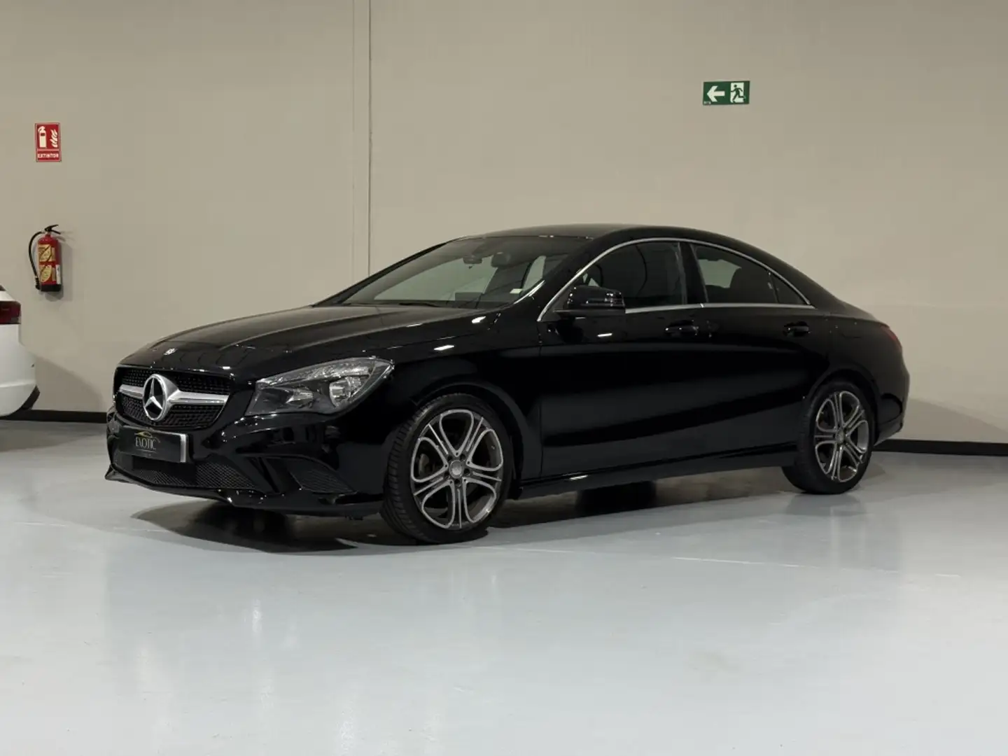 Mercedes-Benz CLA 200 Noir - 2