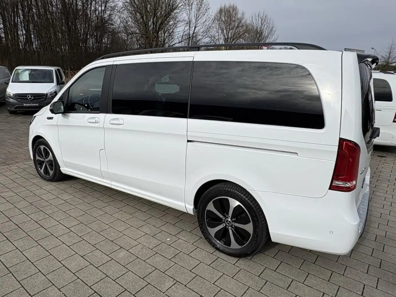 Mercedes-Benz EQV 300 Lang 6-Sitze Distronic 360° LED Navi 360 7