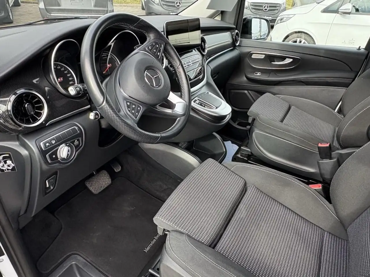Mercedes-Benz EQV 300 Lang 6-Sitze Distronic 360° LED Navi 360 12