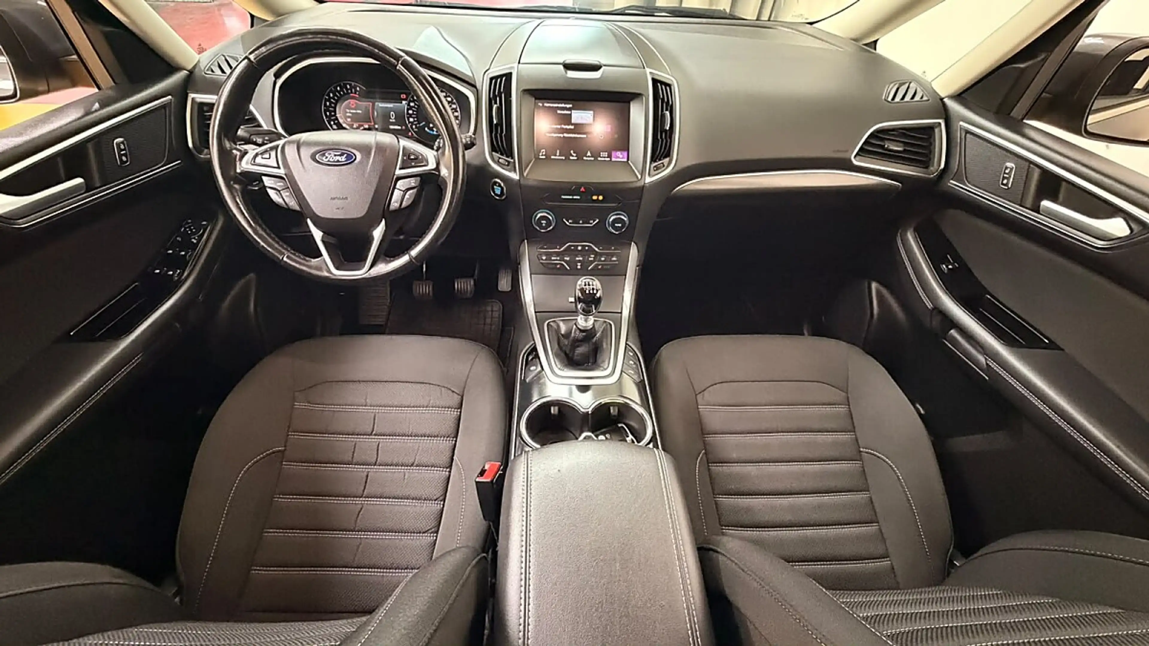 Ford Galaxy 2,0 EcoBlue SCR Titanium — photo 39