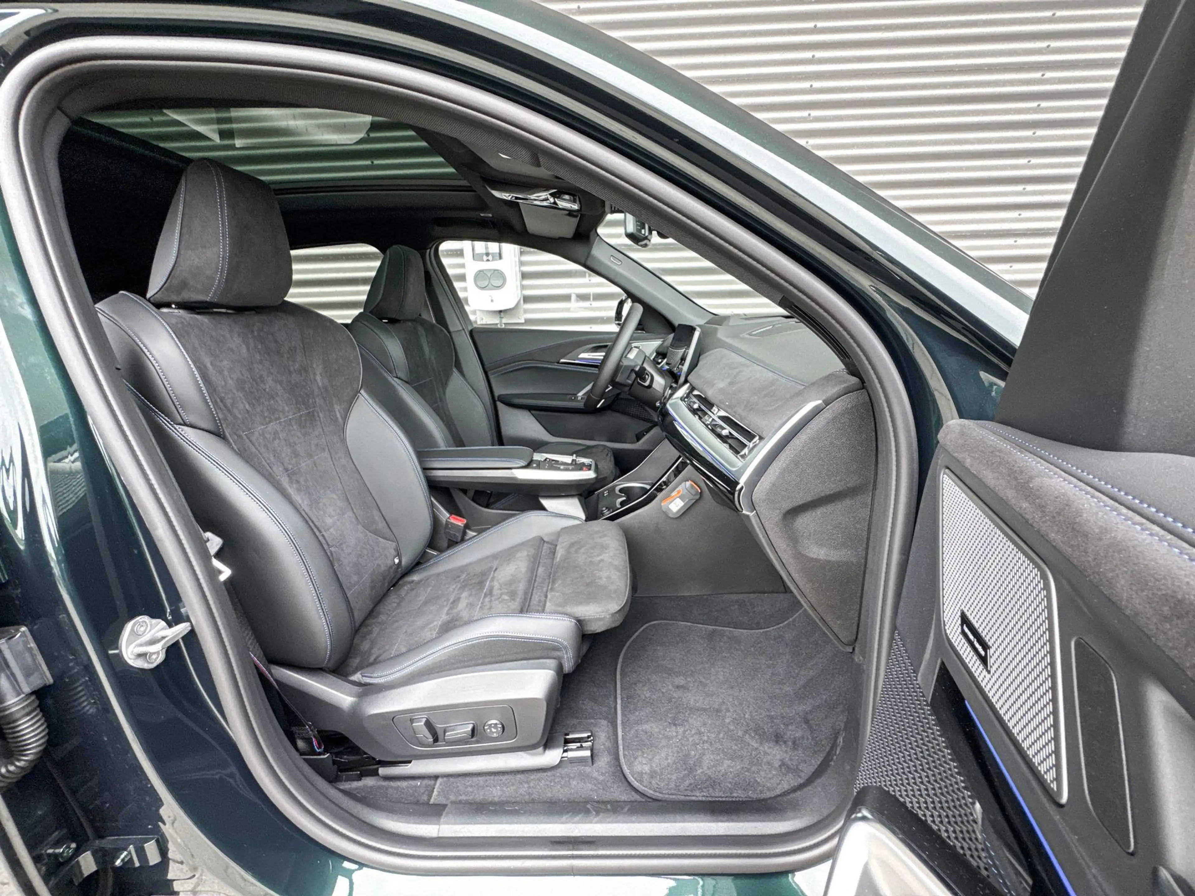 BMW iX2 eDrive20 67 kWh M Sport Edition — photo 6