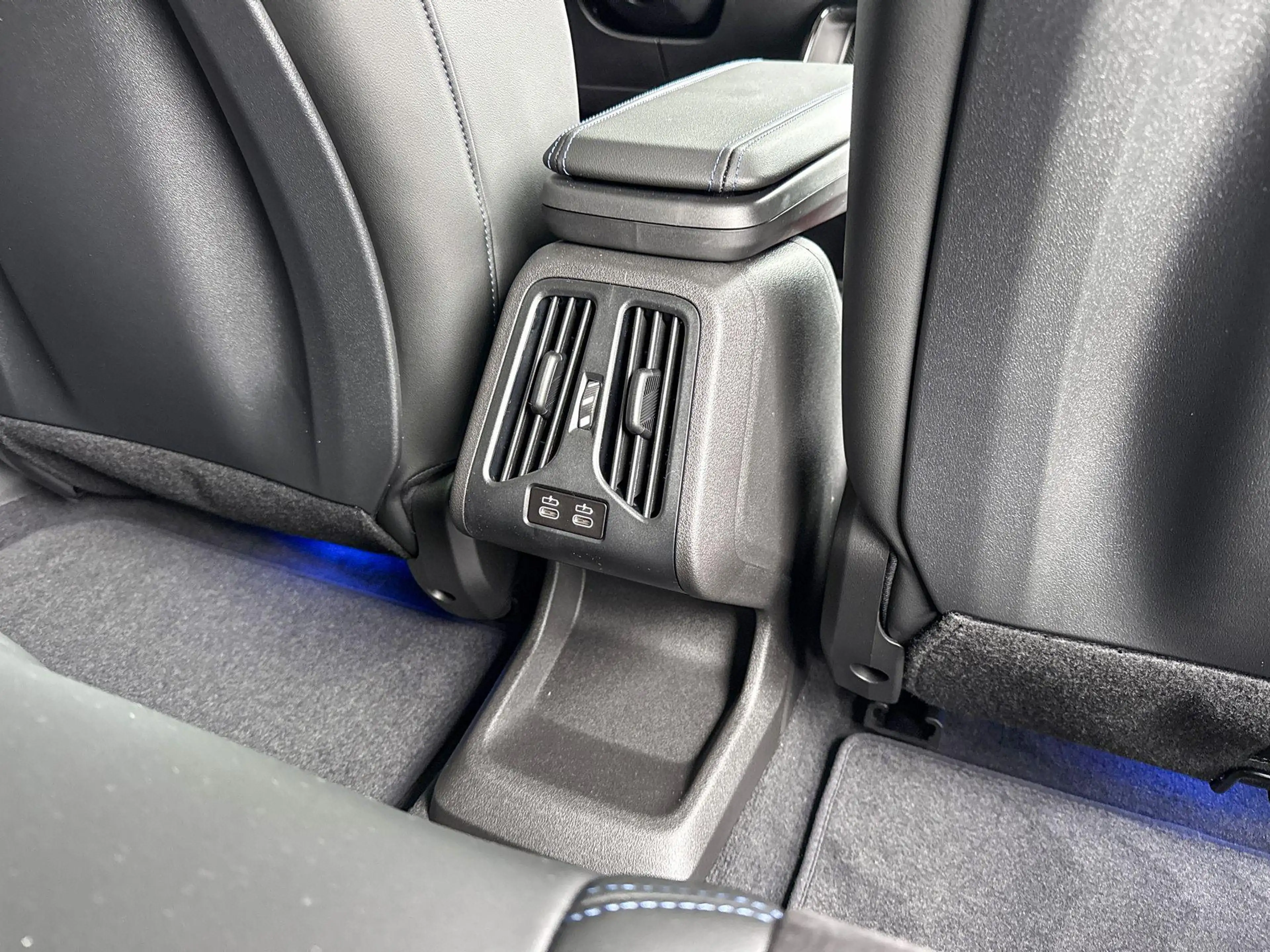 BMW iX2 eDrive20 67 kWh M Sport Edition — photo 10
