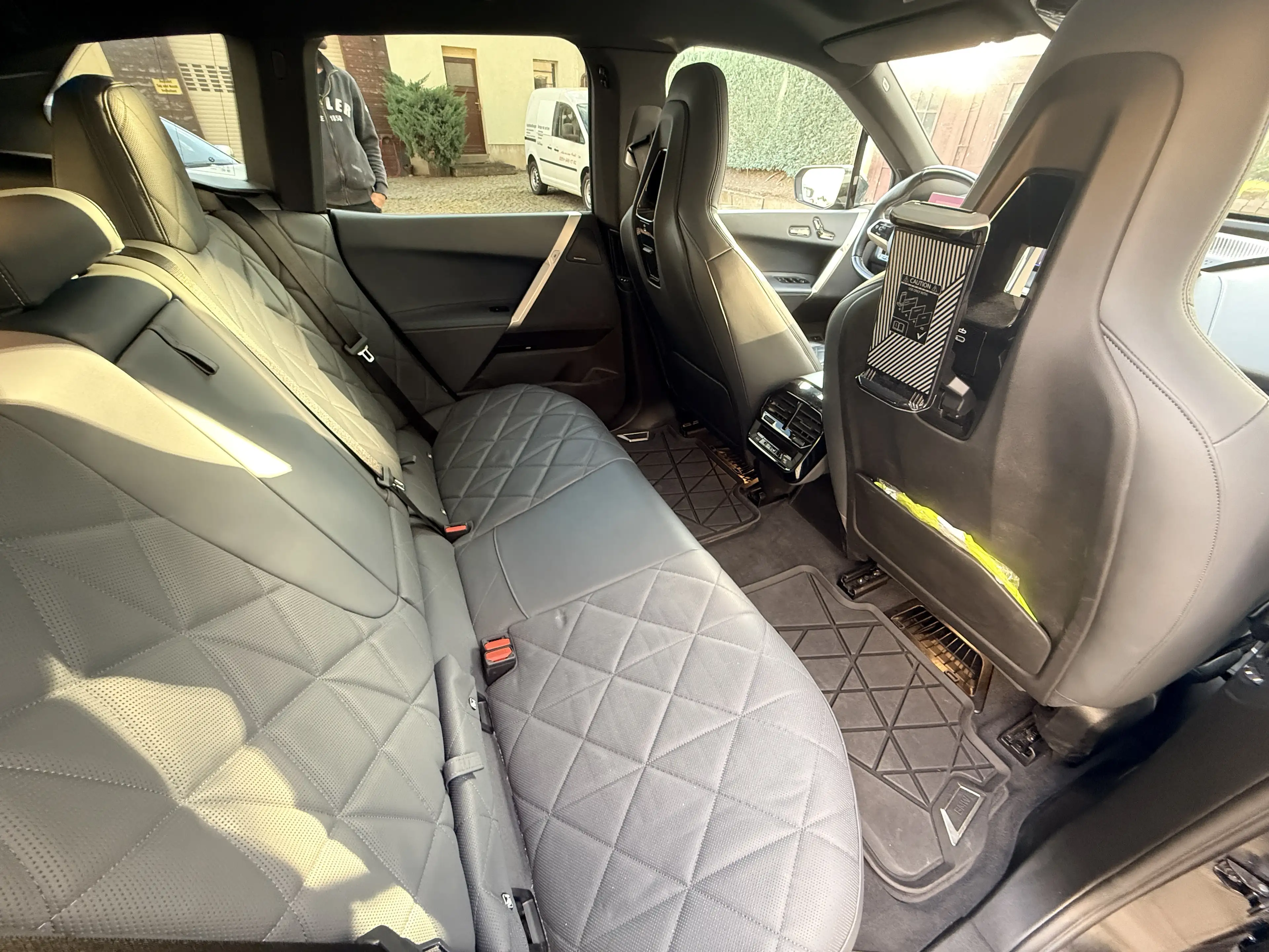 BMW iX 40 Sport — photo 11