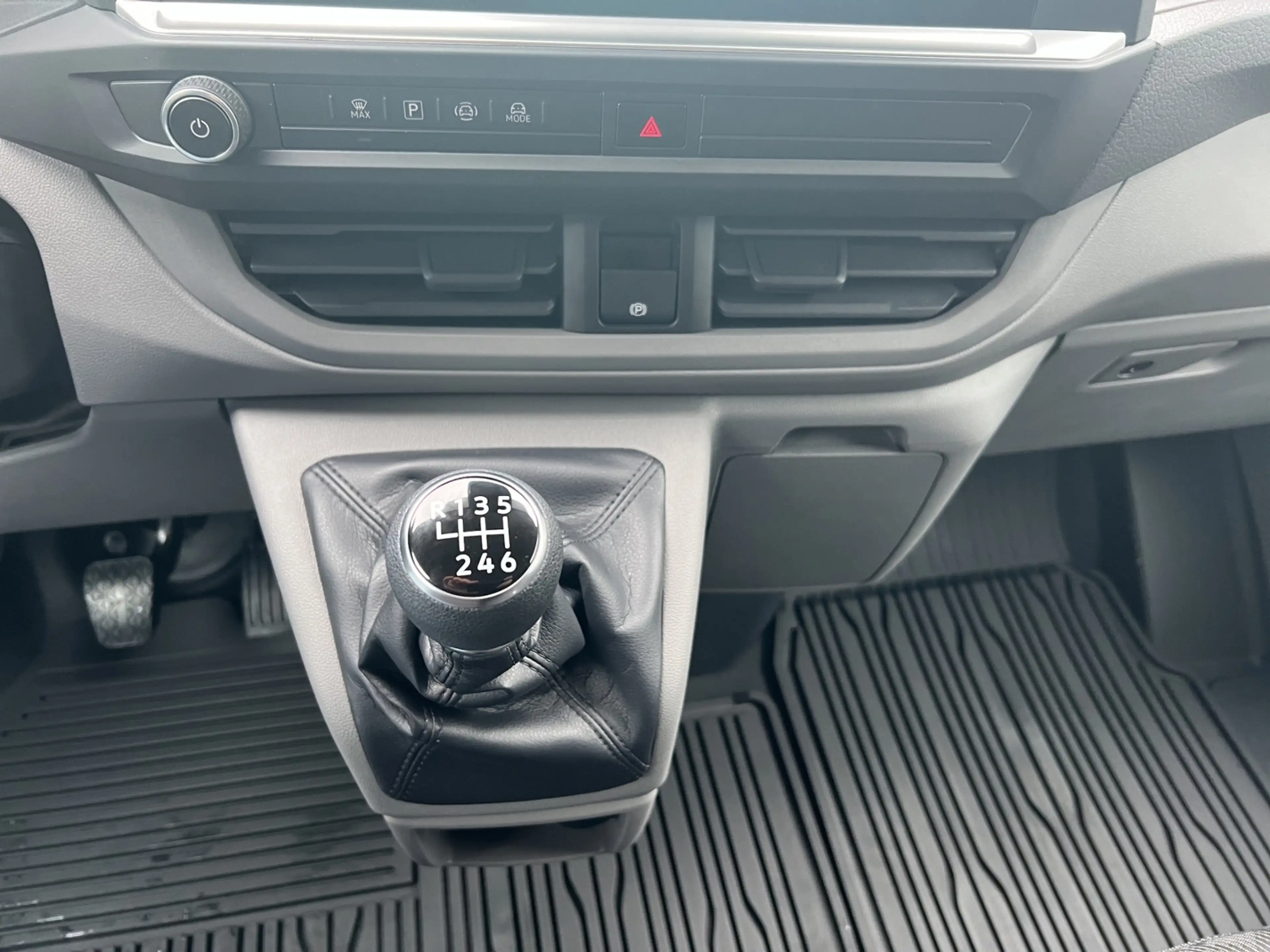 Volkswagen T7 Caravelle Kasten 2.0 TDI PDC GRA LED — photo 14