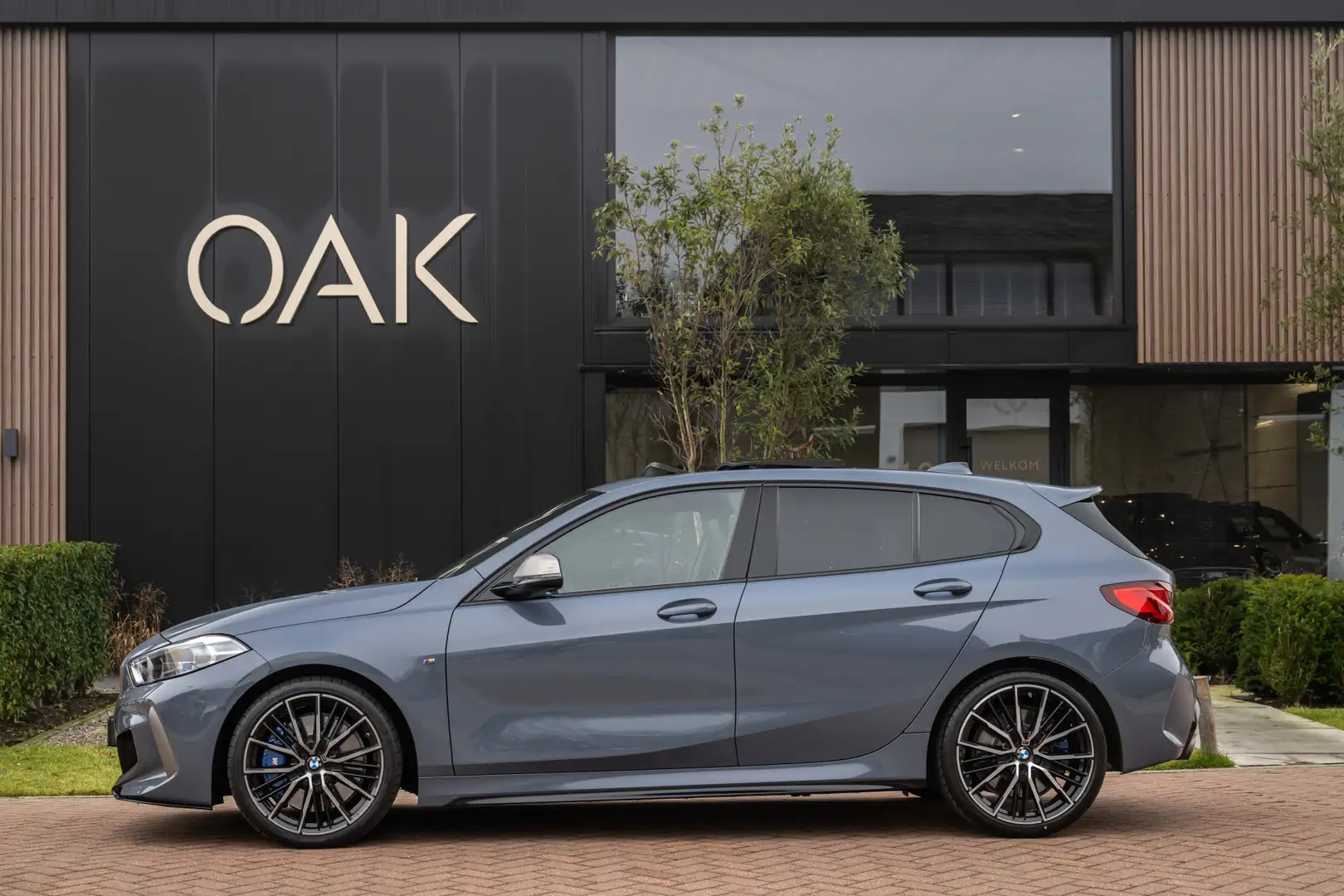 BMW 135 1-serie M135i xDrive | Live Cockpit | Panorama | S Gris - 1