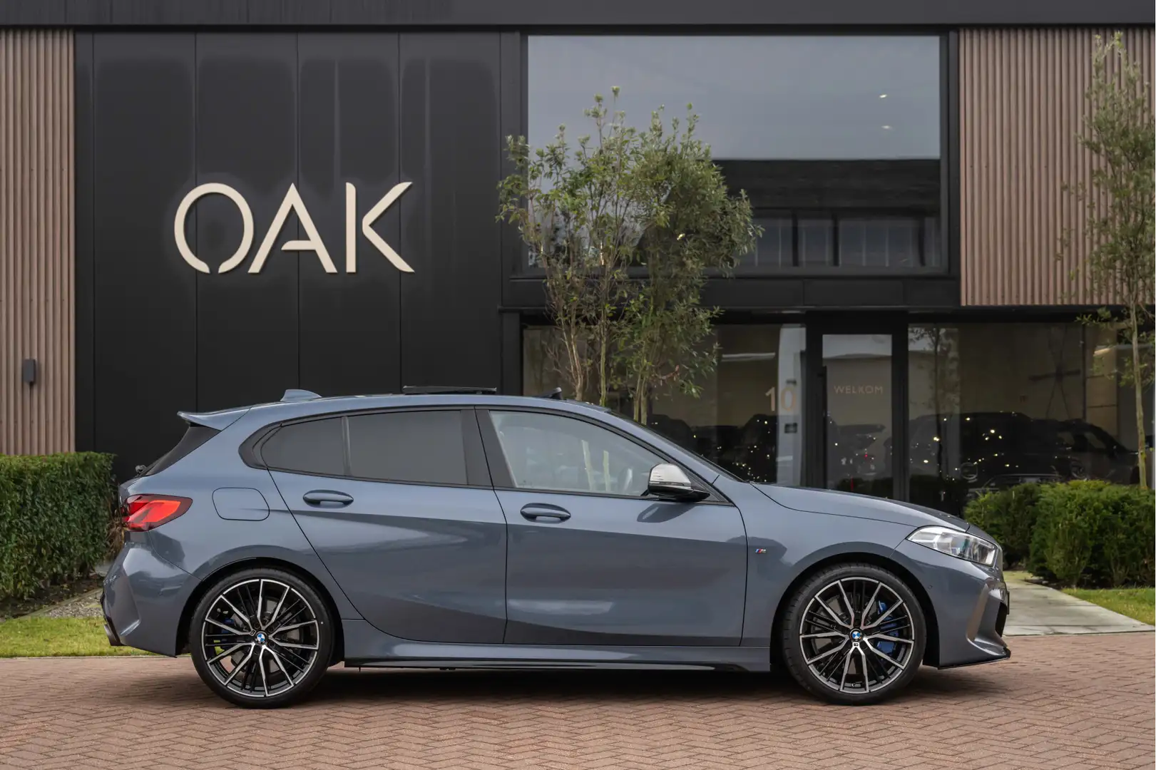 BMW 135 1-serie M135i xDrive | Live Cockpit | Panorama | S Gris - 2