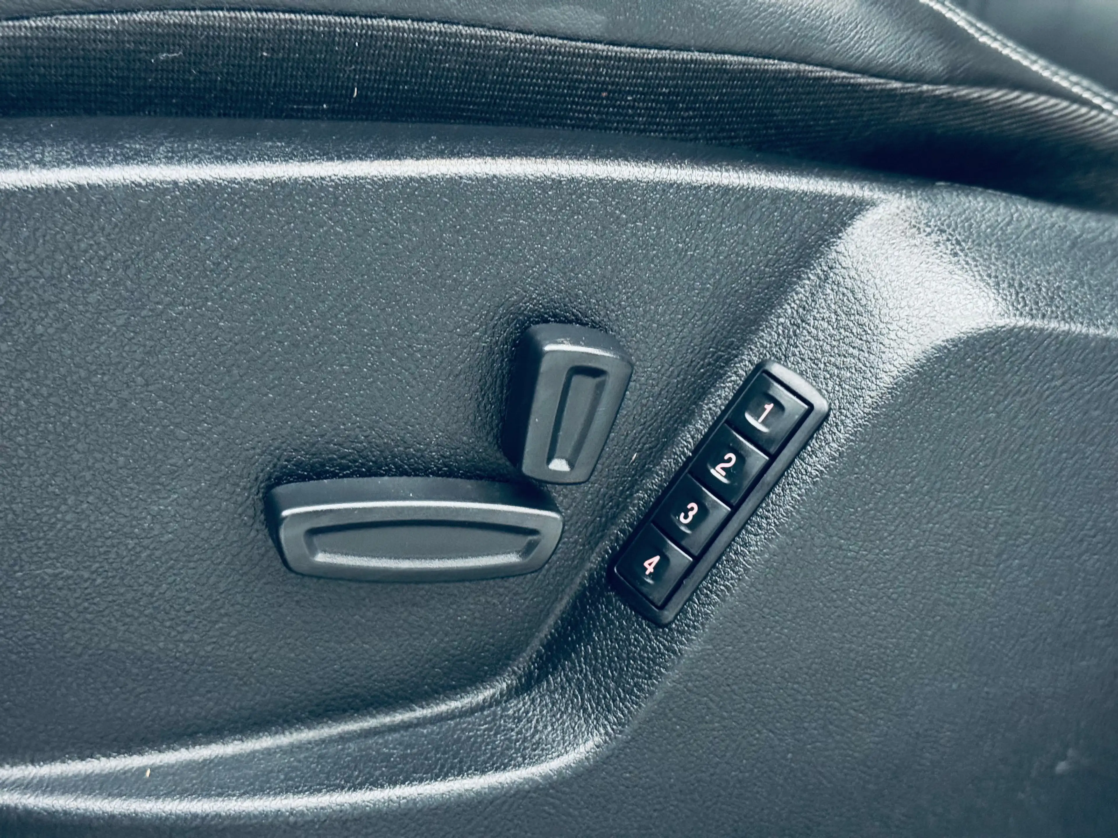 Ford S-Max 2.0 TDCi - Titanium - toit pano - cuir - navigation — photo 10
