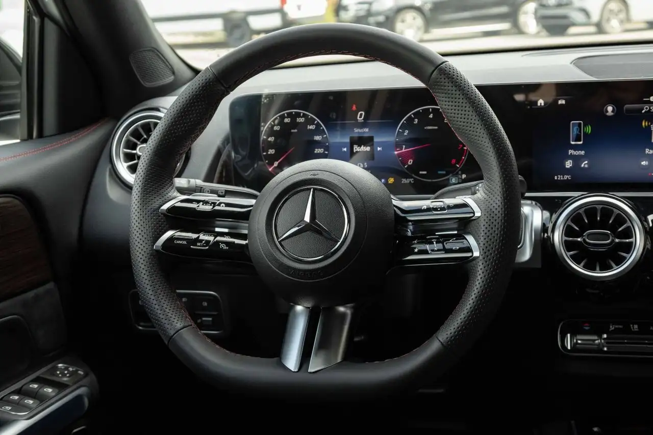 Mercedes-Benz GLB снимка Mercedes-Benz GLB