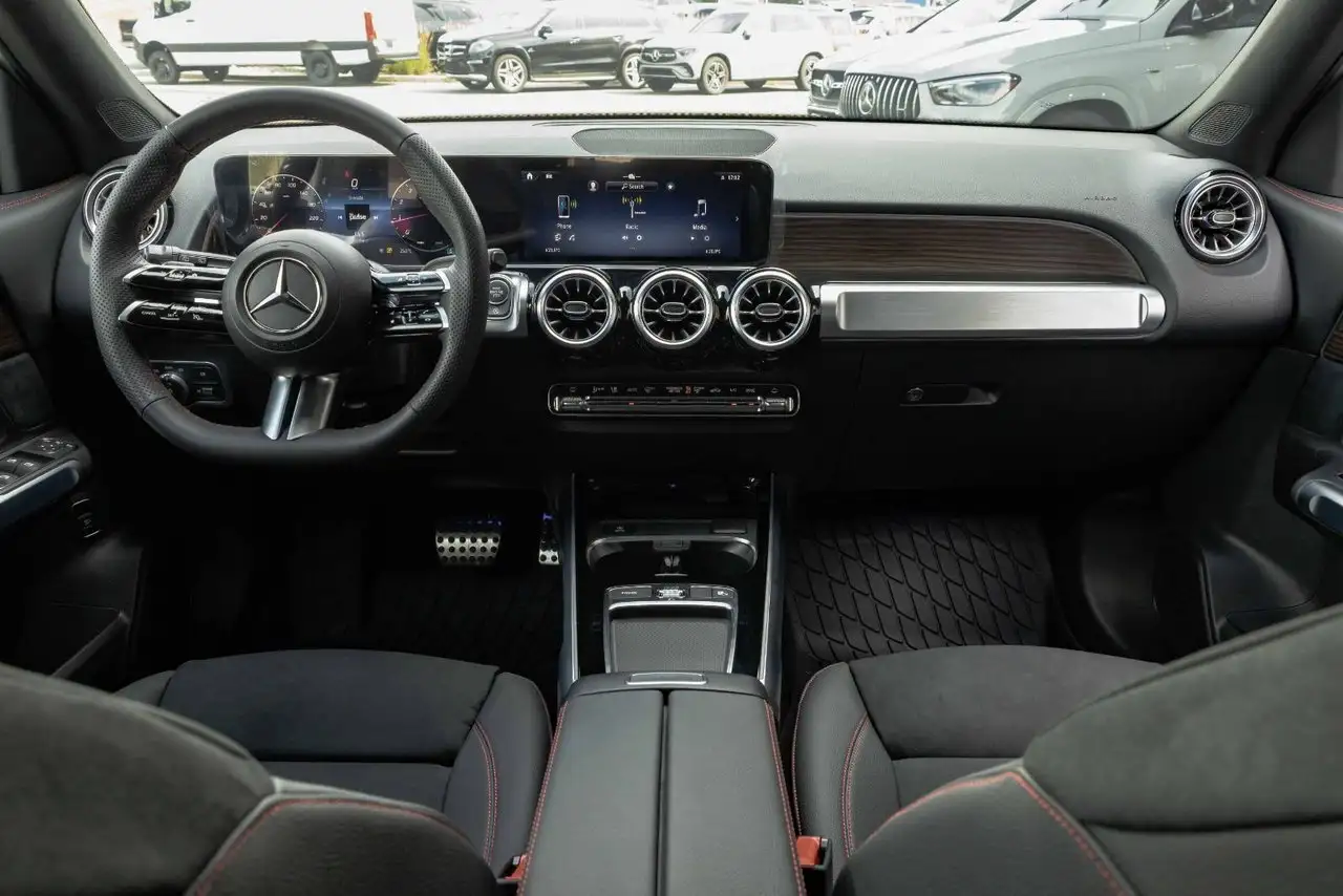 Mercedes-Benz GLB снимка Mercedes-Benz GLB