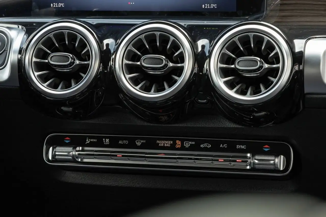 Mercedes-Benz GLB снимка Mercedes-Benz GLB