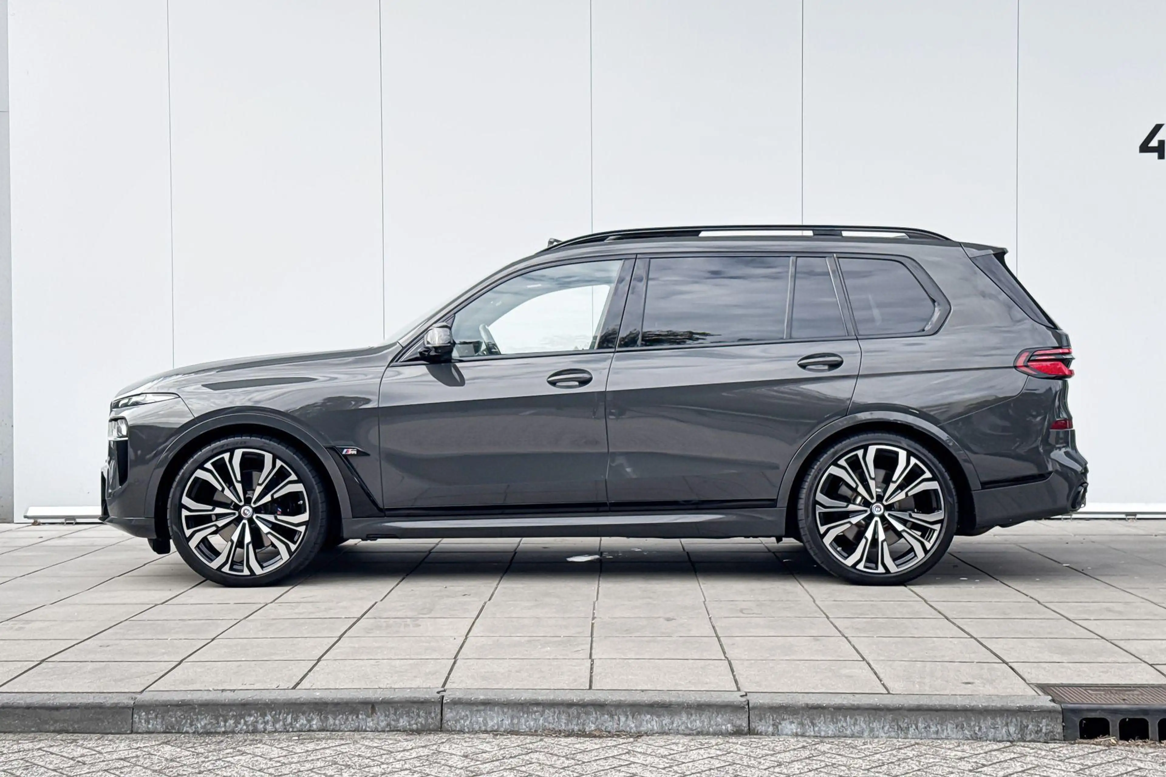 BMW X7 M60i xDrive M-Sport Pro / 23 Inch / 4 Wiel Sturing — photo 2