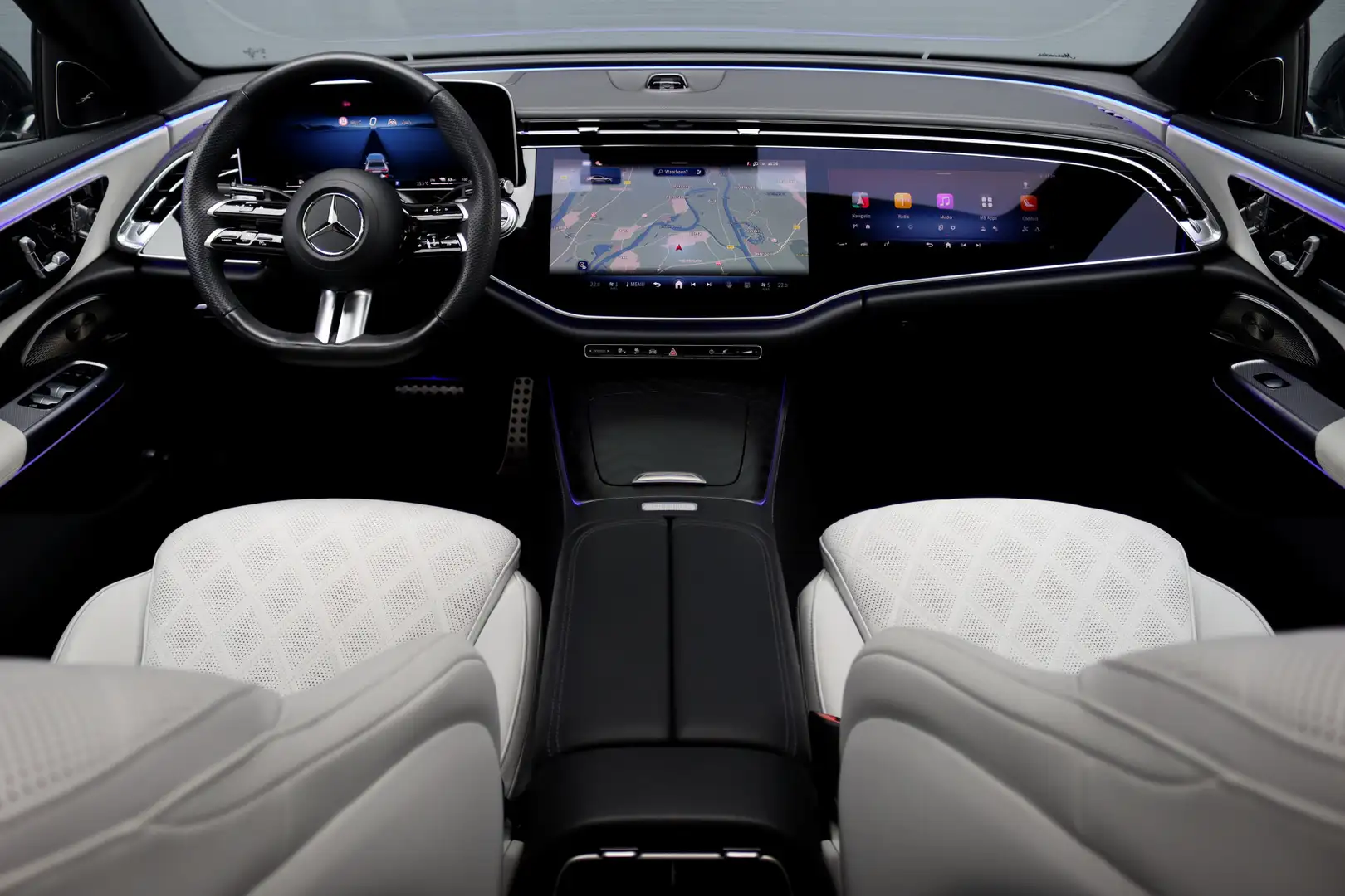 Mercedes-Benz E 300 e 4MATIC Premium+ AMG Line | Hyperscreen | Distron Noir - 2