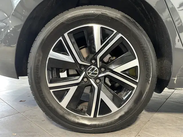 Volkswagen Touran view 3