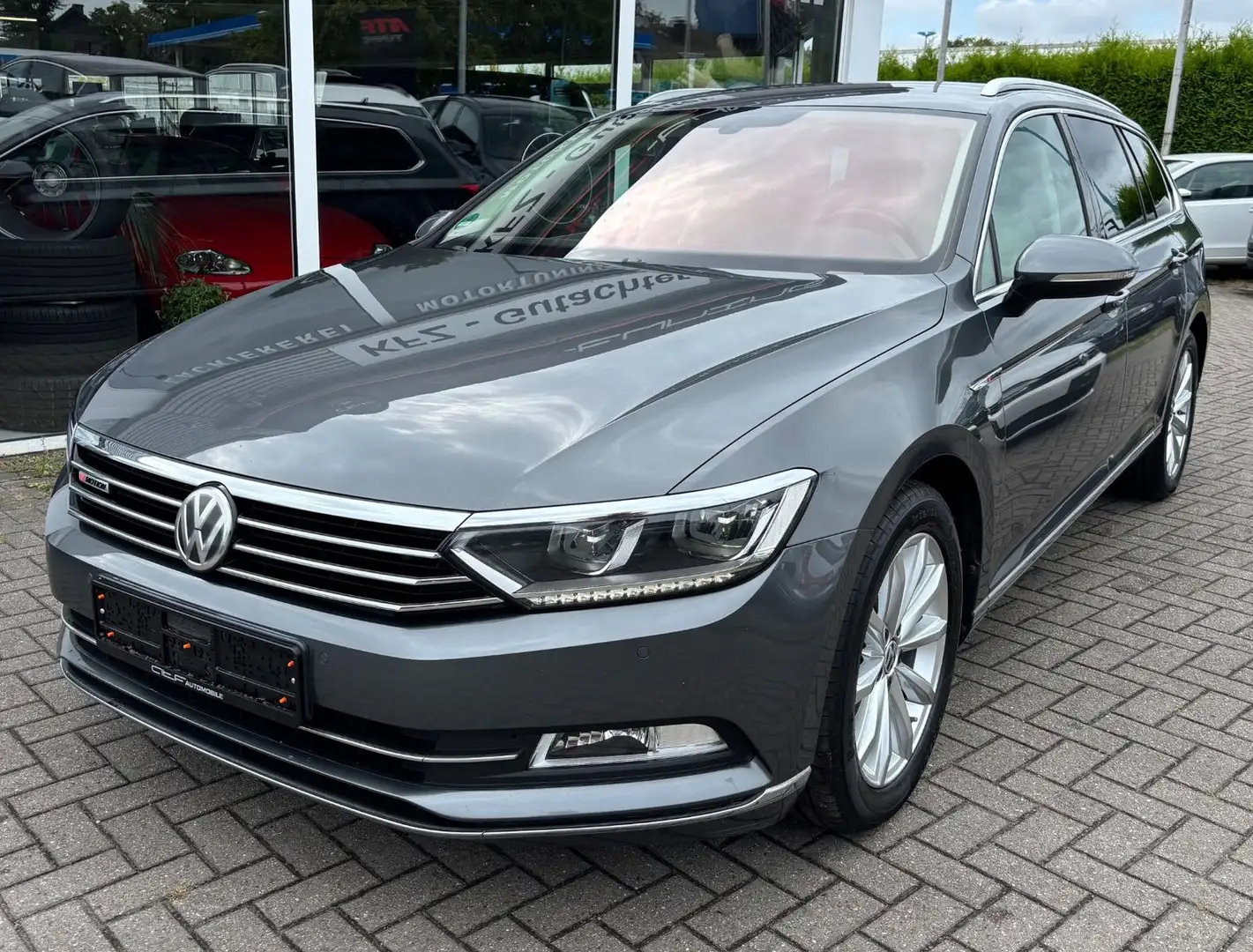 Volkswagen Passat Variant Passat Highline 4Motion/R-Line Sport-Paket Grau - 1