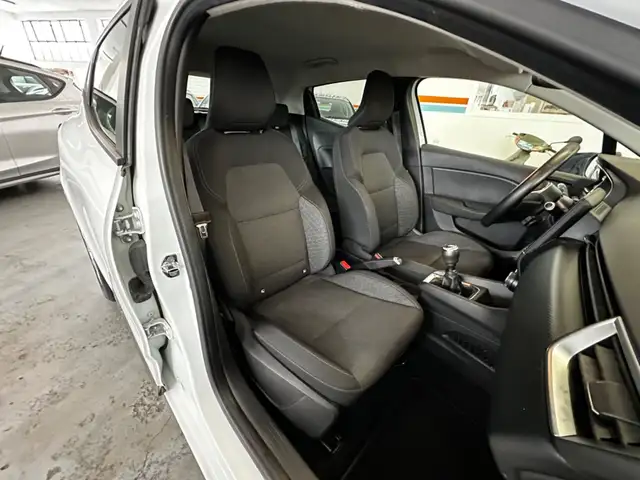 Renault Clio view 11