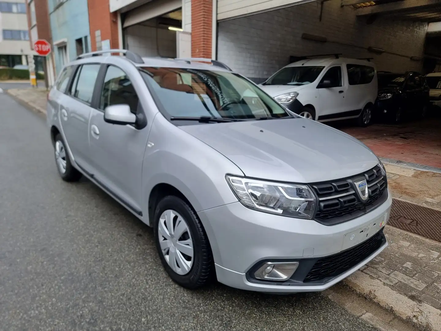 Dacia Logan 1.5 dCi Lauréate euro6b et  1 An de garantie Gris - 2