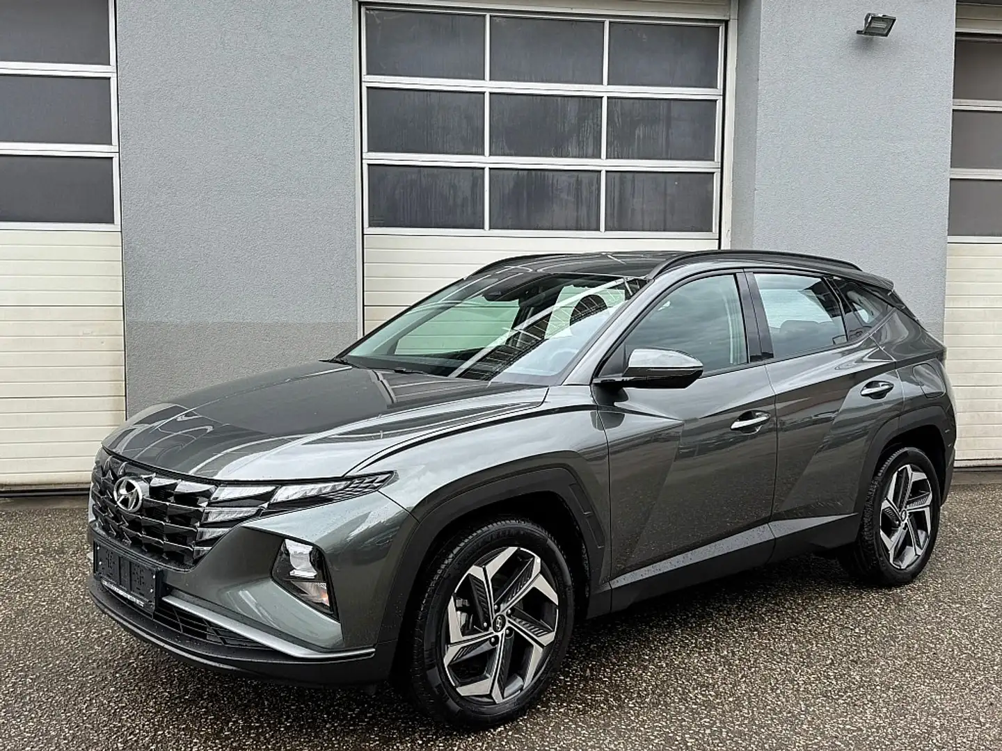 Hyundai TUCSON Tucson 1,6 T-GDI Plug-In Hybrid 4WD Aut. Grau - 2