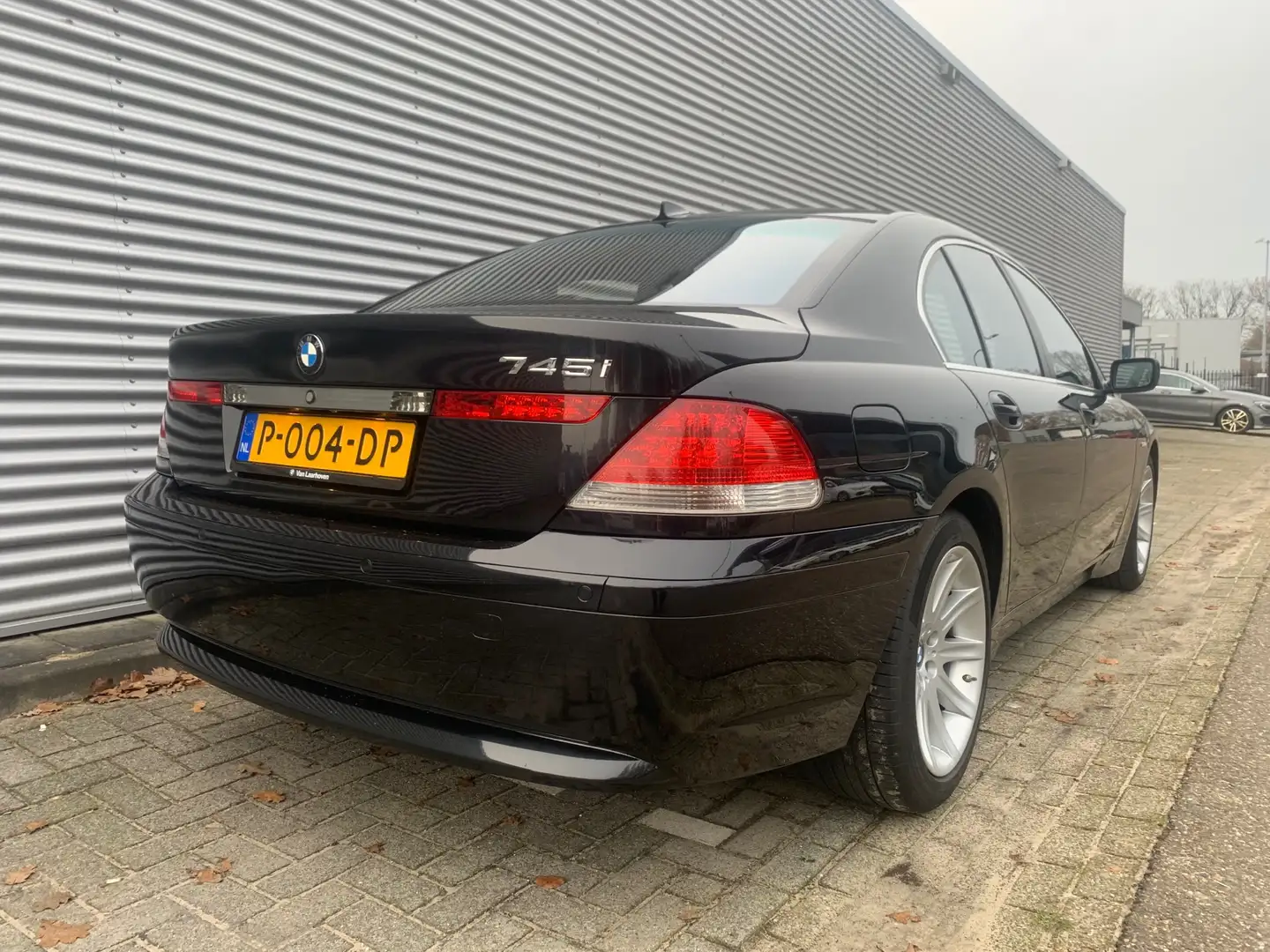 BMW 745 i Executive crna - 2
