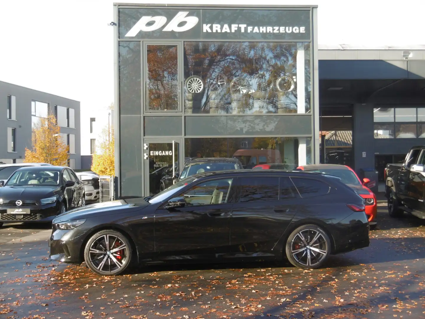 BMW i5 M60 Touring AHK B&W Pano BAB Assist. bel. Sitze Schwarz - 1