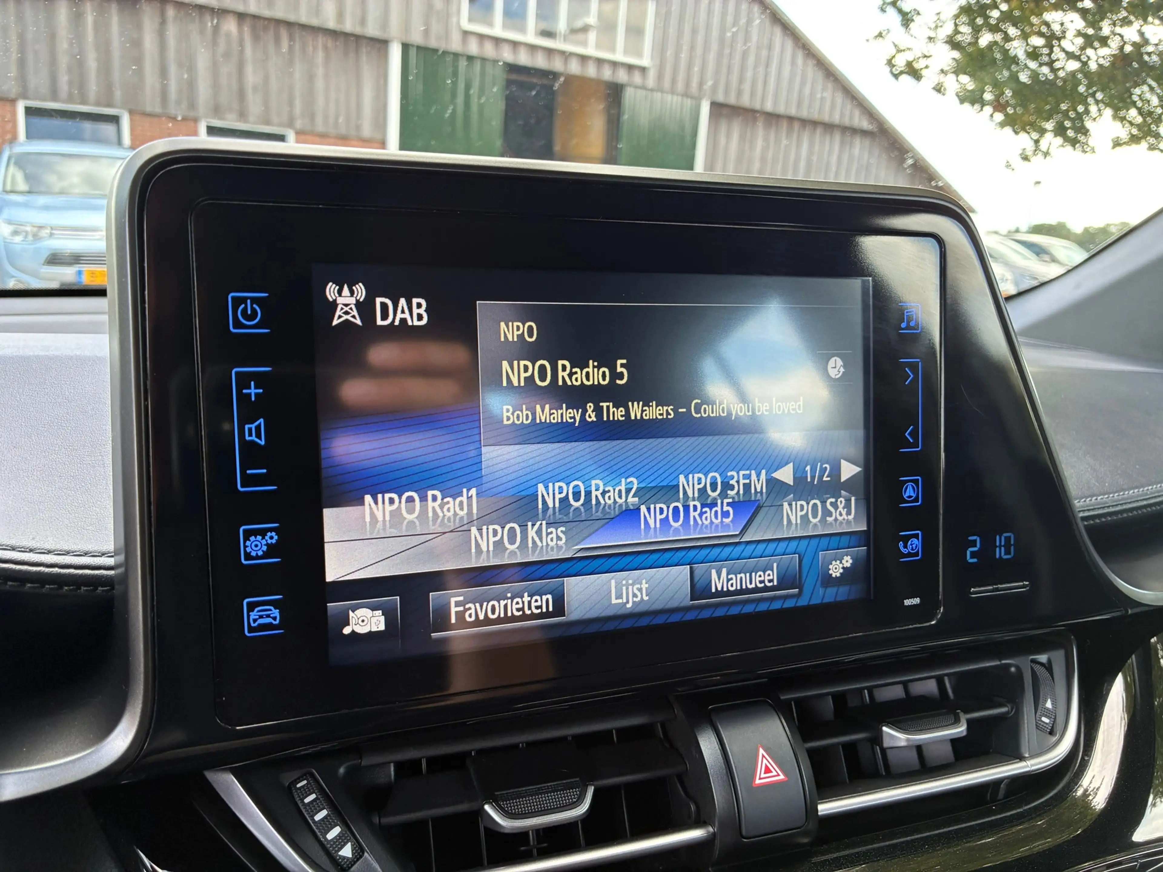 Toyota C-HR 1.2 Dynamic | Navi + Camera + Clima + Cruise Nu €1 — photo 18