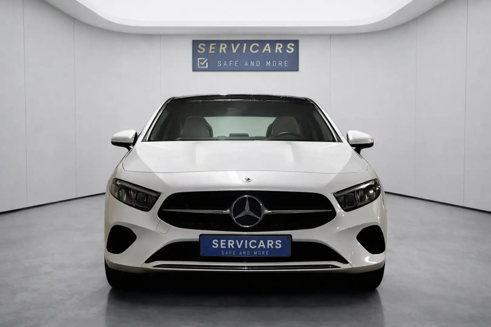 Mercedes-Benz A 180 Business Line / Toit Pano / CarPlay / GAR 12 MOIS Weiß - 2